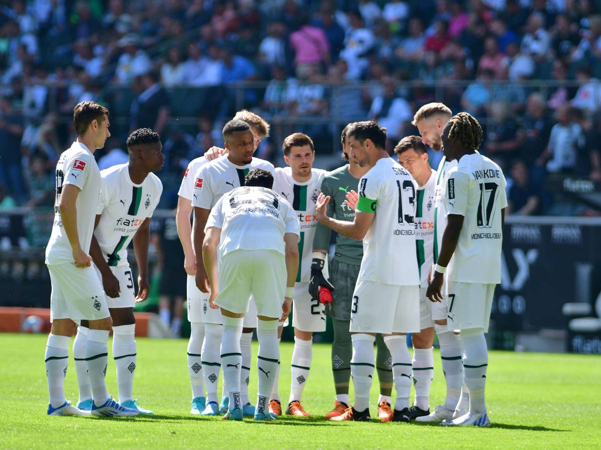Die Mannschaft von Borussia Mönchengladbach weiß bald, wann sie in der Saison 2022/23 auf welchen Gegner trifft. Das Foto stammt vom Heimspiel gegen die TSG Hoffenheim am 14. Mai 2022. Lars Stindl spricht zur Mannschaft
