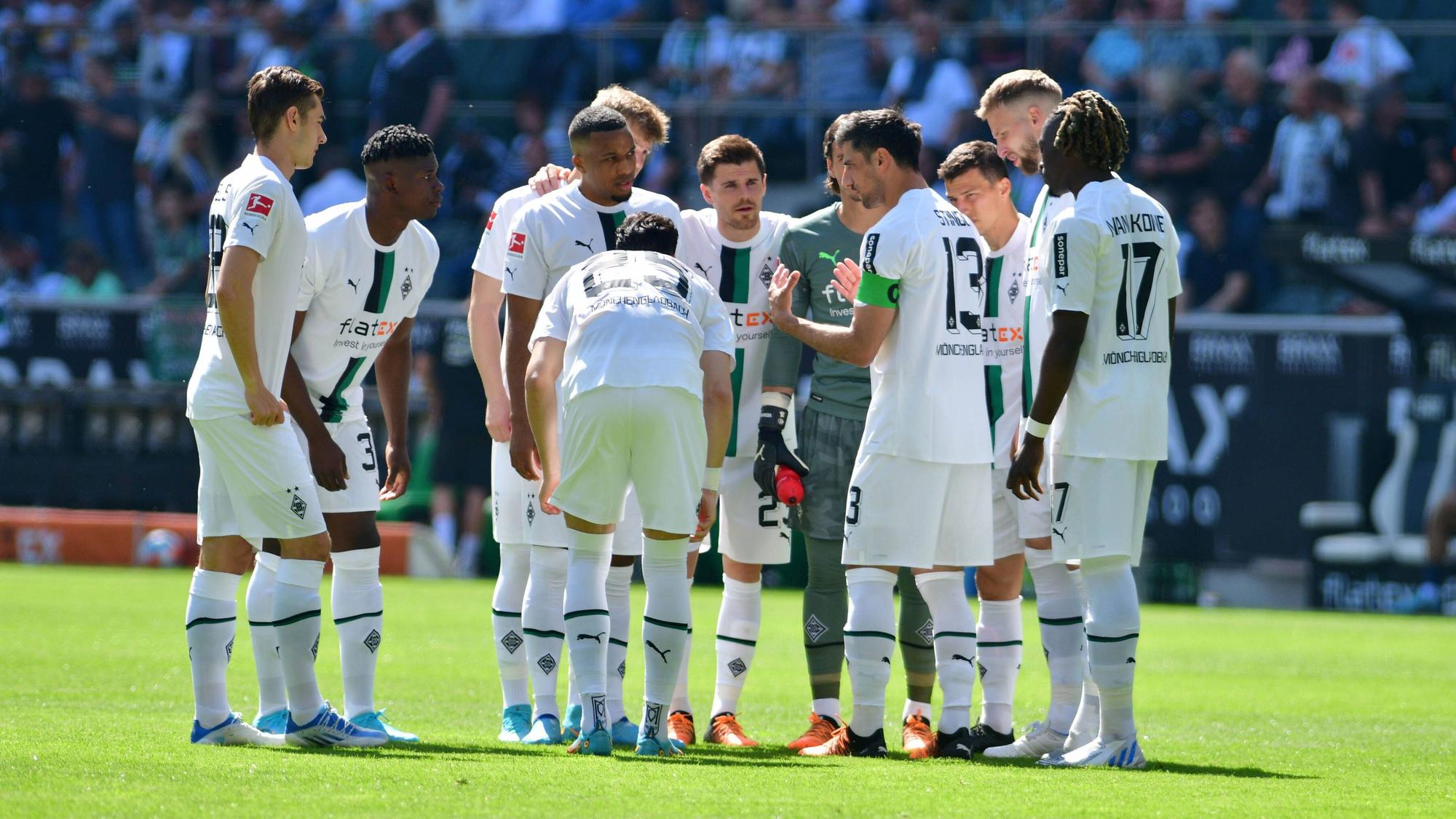 Die Spieler von Borussia Mönchengladbach besprechen sich vor der Partie gegen die TSG Hoffenheim am 14. Mai 2022 im Borussia-Park.