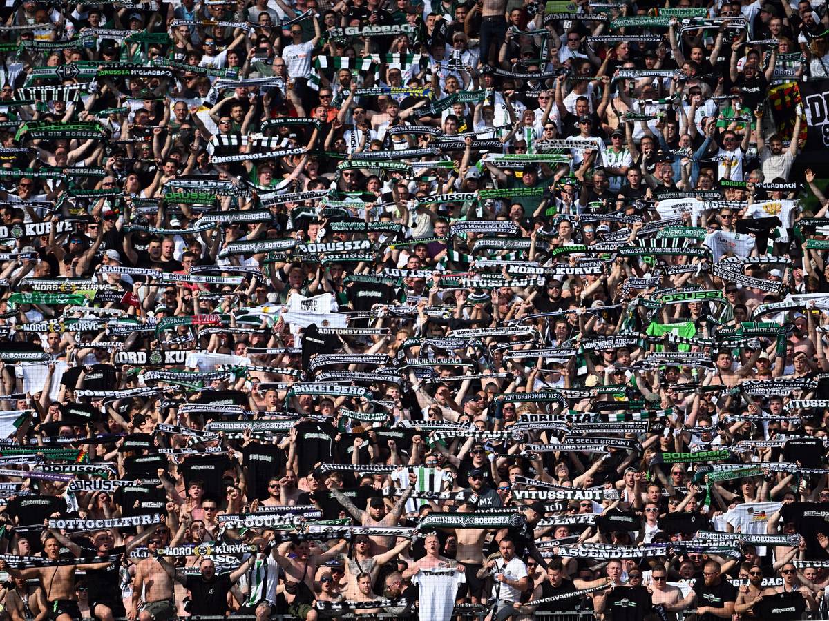 Die Fans von Borussia Mönchengladbach feiern am 14. Mai 2022 nach dem Spiel gegen die TSG Hoffenheim in der Nordkurve.