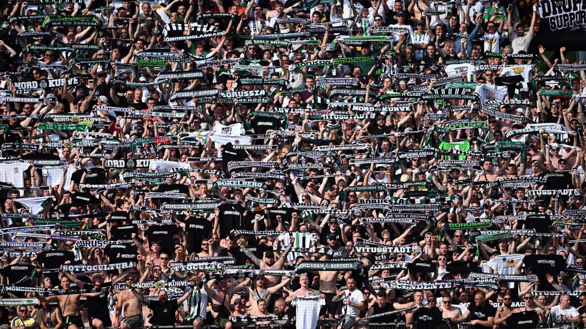 Die Fans von Borussia Mönchengladbach feiern am 14. Mai 2022 nach dem Spiel gegen die TSG Hoffenheim in der Nordkurve.