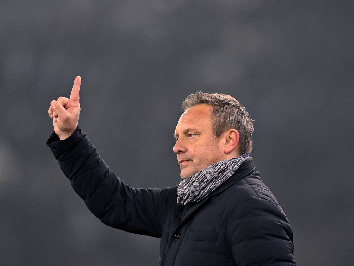 André Breitenreiter, hier als Trainer des FC Zürich am 5. Februar 2022 zu sehen, wird mit einem möglichen Wechsel zu Borussia Mönchengladbach in Verbindung gebracht. Breitenreiter macht eine Geste.