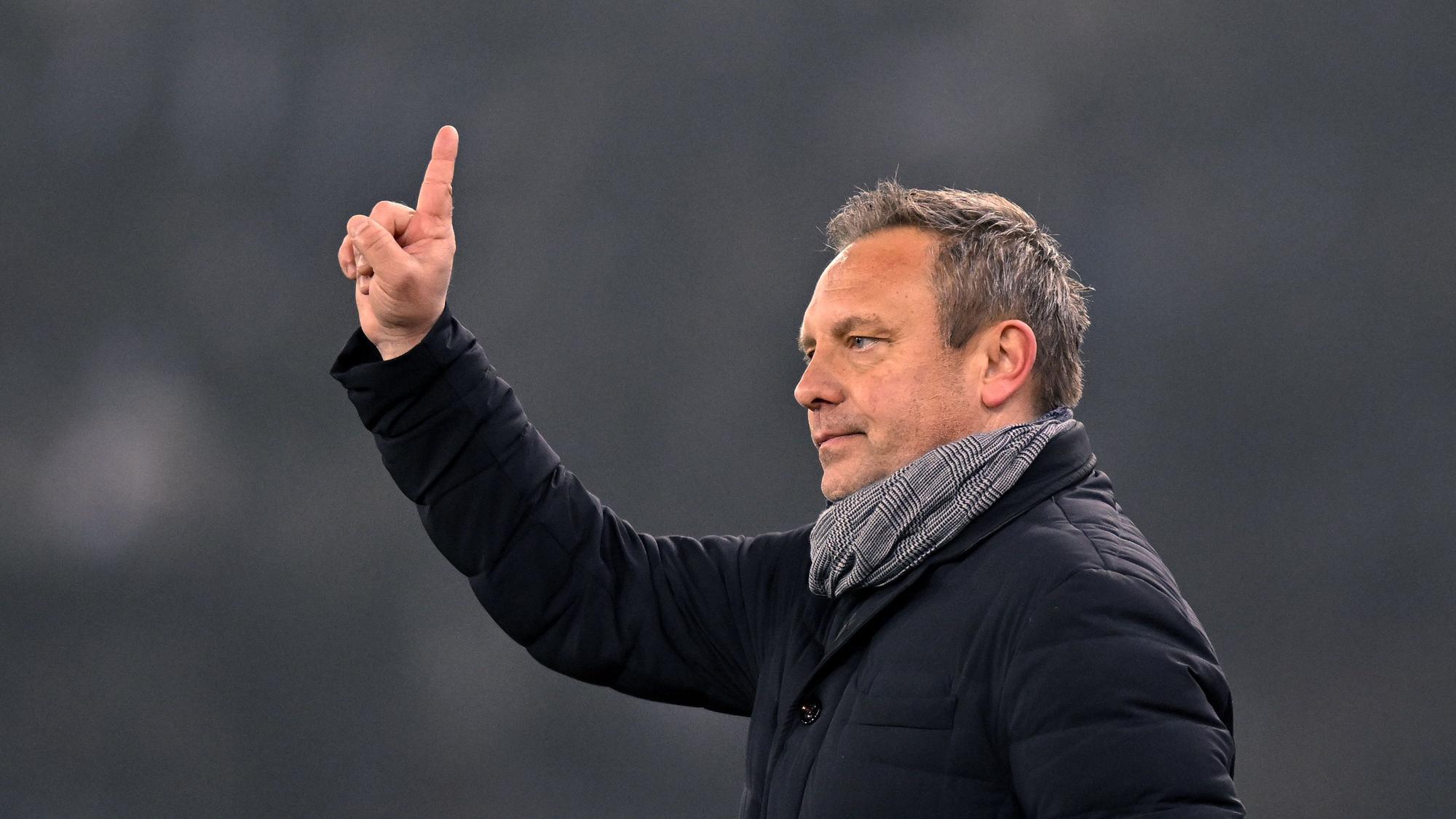 André Breitenreiter, hier als Trainer des FC Zürich am 5. Februar 2022 zu sehen, wird mit einem möglichen Wechsel zu Borussia Mönchengladbach in Verbindung gebracht. Breitenreiter macht eine Geste.
