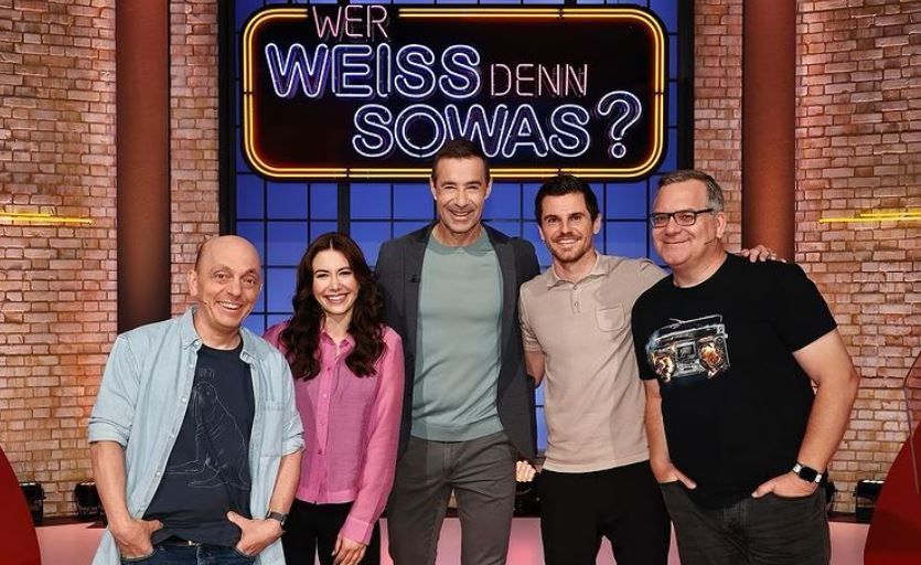 In der von Kai Pflaume (Mitte) moderierten Quiz-Show „Wer weiß denn sowas?“ traten Laura Winter und ihr Lebensgefährte Jonas Hofmann mit ihren Teampartnern Bernhard Hoëcker (l.) und Elton (r.) gegeneinander an.
