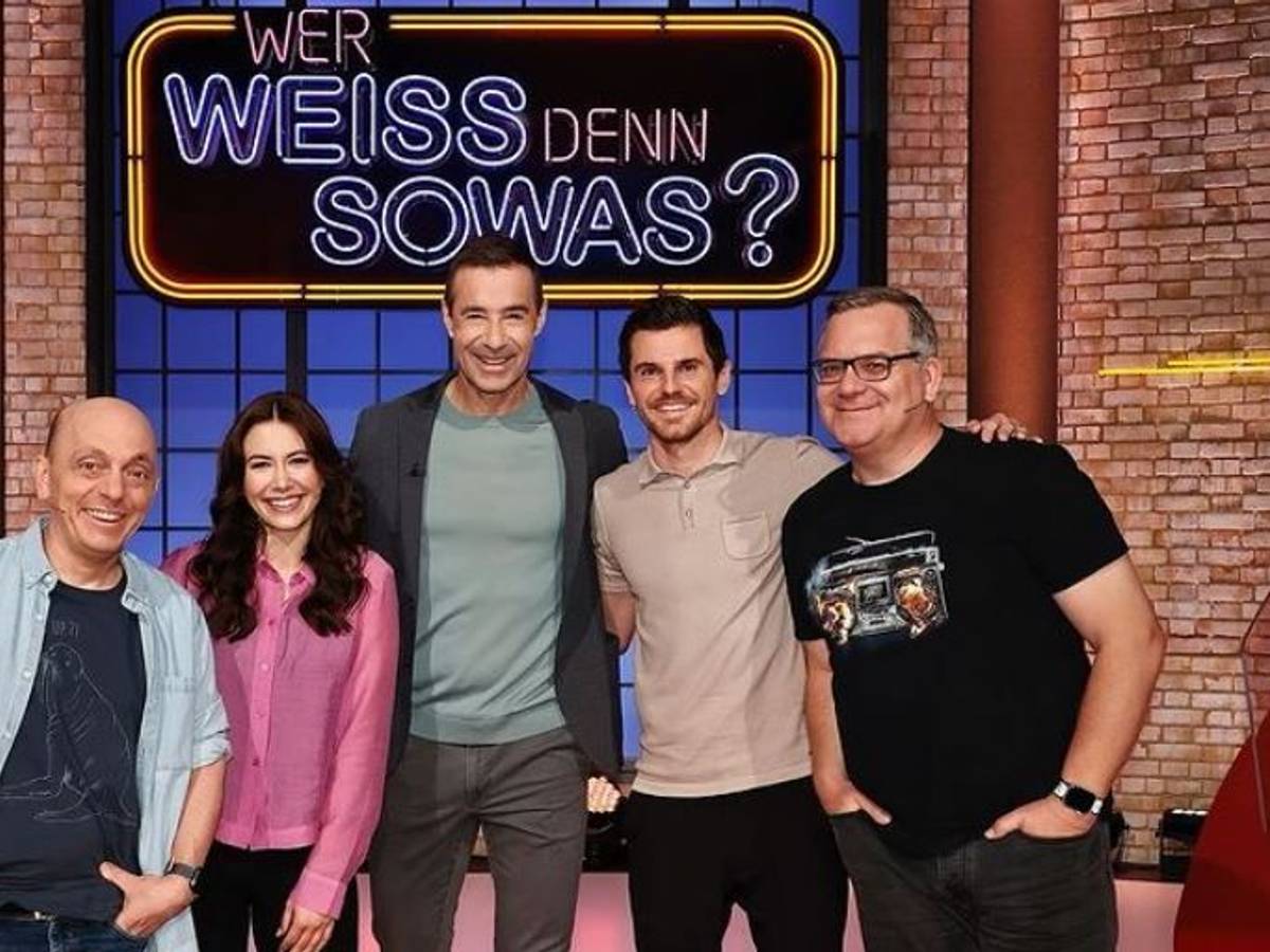 In der von Kai Pflaume (Mitte) moderierten Quiz-Show „Wer weiß denn sowas?“ traten Laura Winter und ihr Lebensgefährte Jonas Hofmann mit ihren Teampartnern Bernhard Hoëcker (l.) und Elton (r.) gegeneinander an.