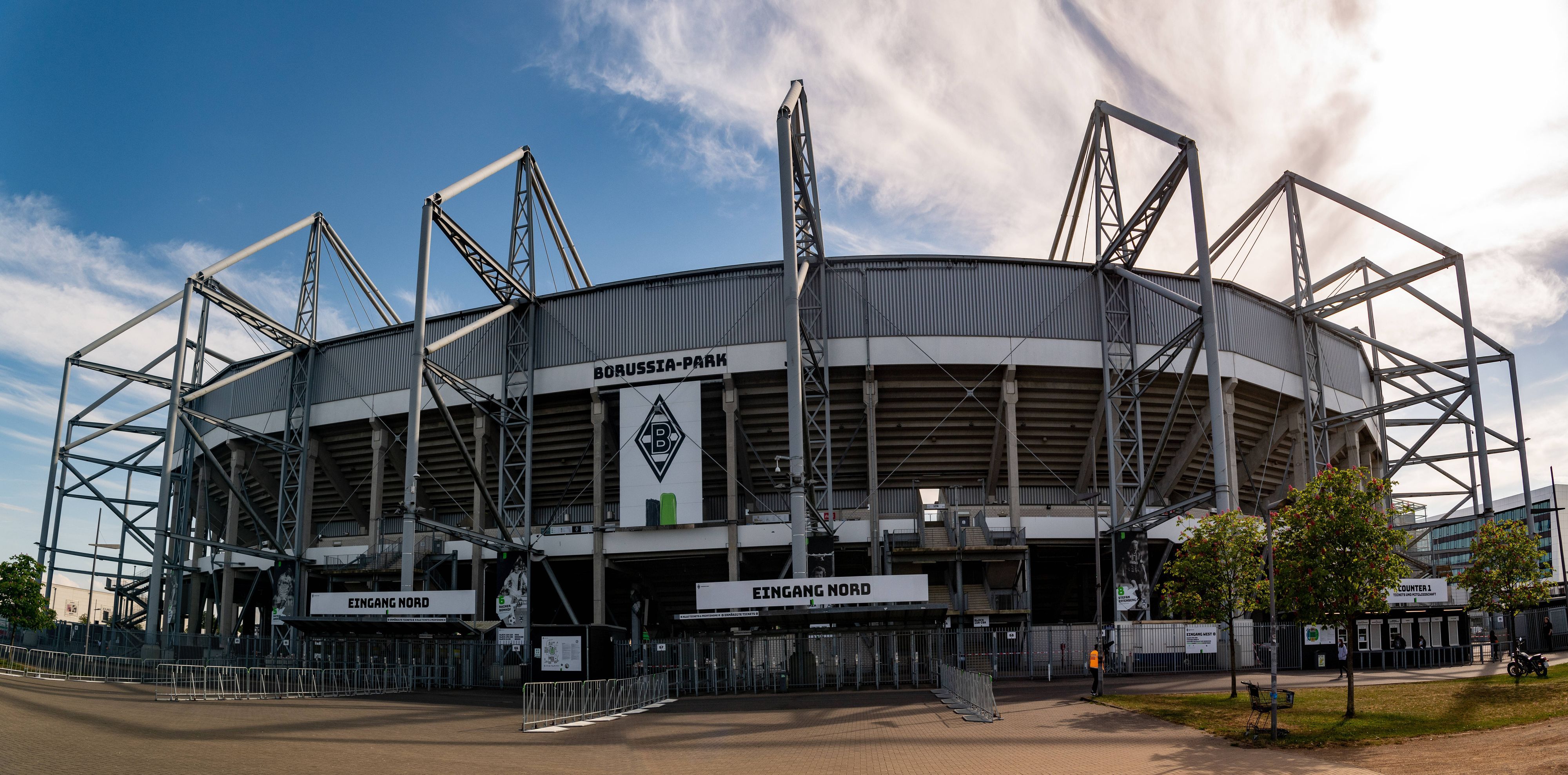 Der Borussia-Park, Stadion von Borussia Mönchengladbach, am 11. Mai 2022 von außen betrachtet.