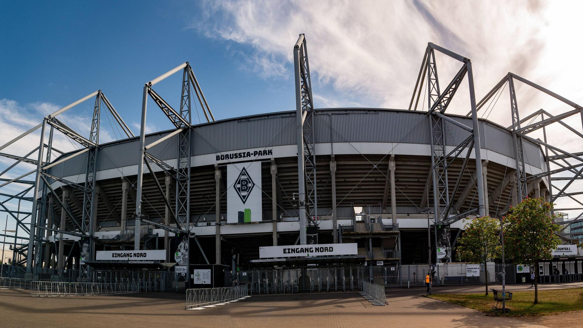 Der Borussia-Park, Stadion von Borussia Mönchengladbach, am 11. Mai 2022 von außen betrachtet.