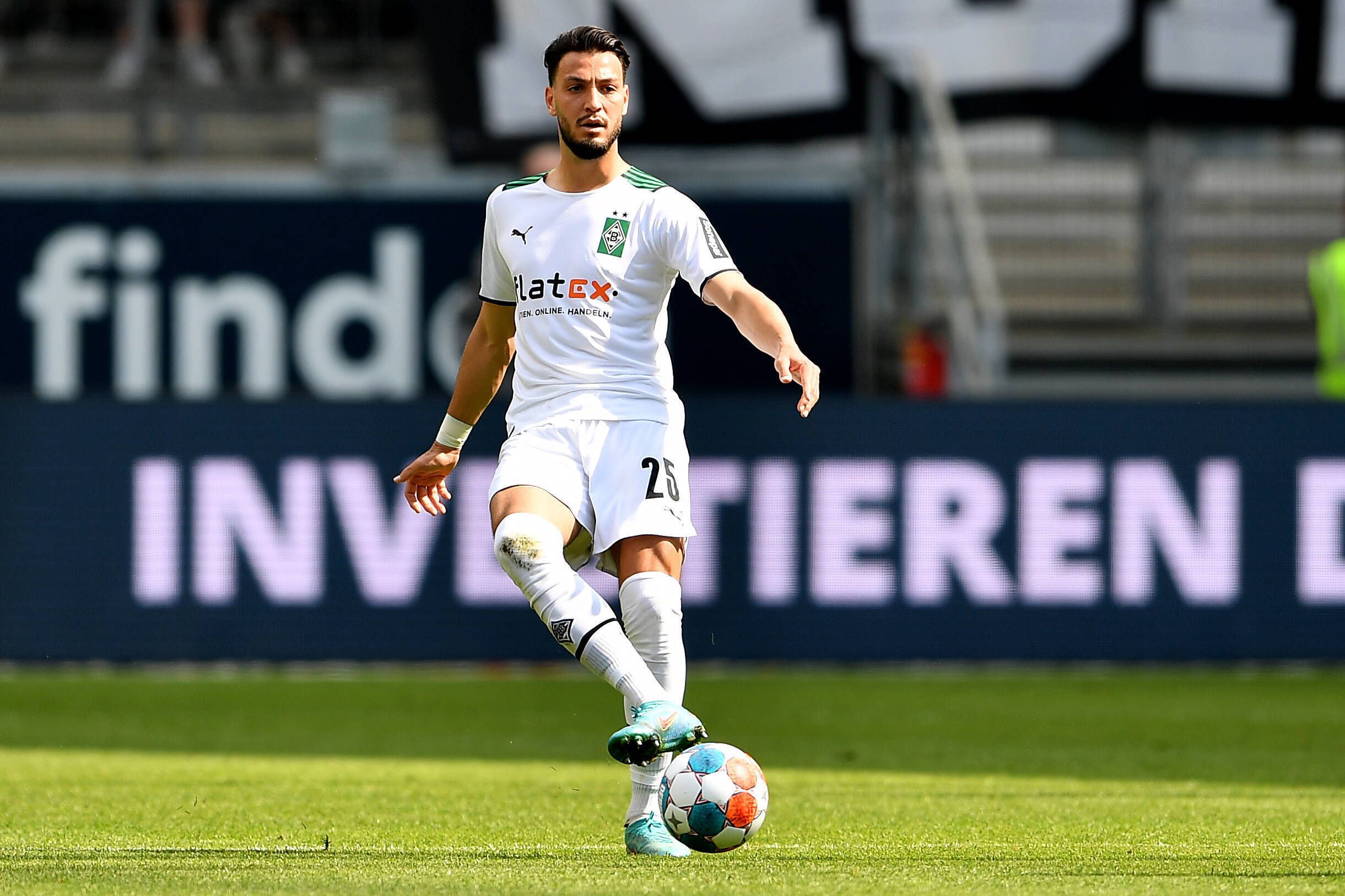 Ramy Bensebaini, Linksverteidiger von Borussia Mönchengladbach, soll bei zahlreichen namenhaften Klubs auf dem Wunschzettel stehen. Das Foto zeigt den Algerier am 8. Mai 2022 beim Auswärtsspiel in Frankfurt am Ball.