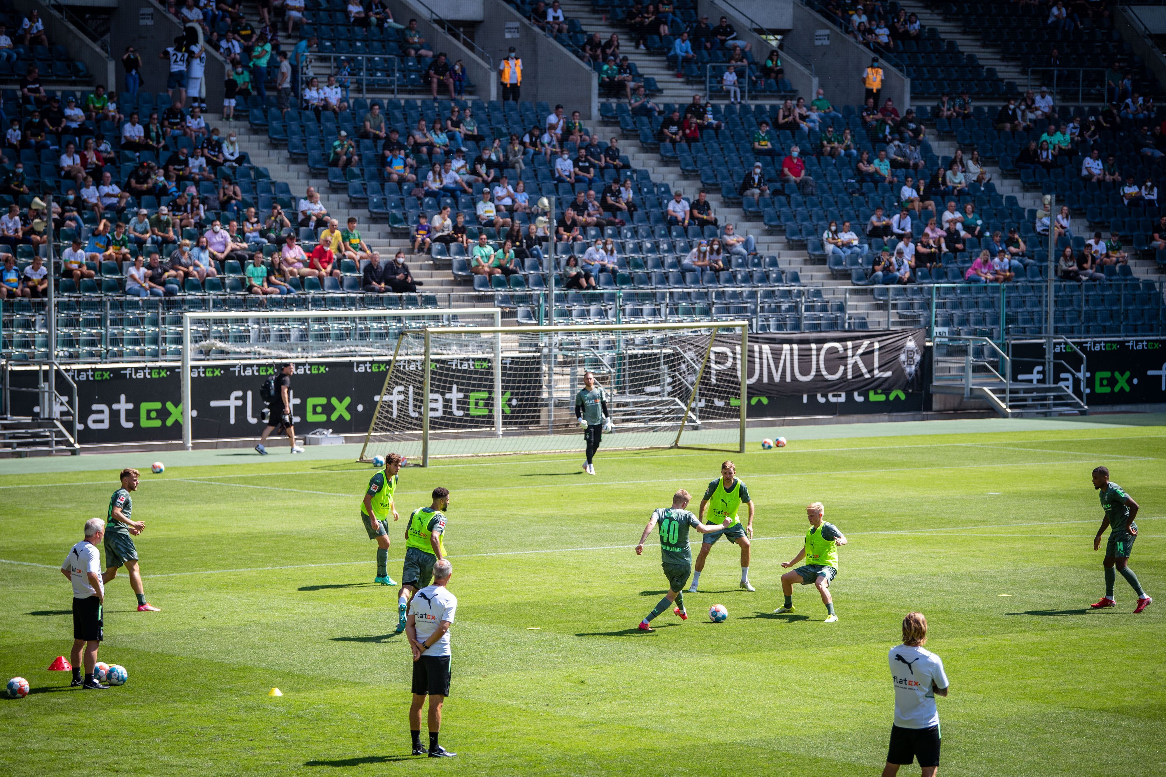 Trainingsauftakt bei Borussia Mönchengladbach: Auf diesem Foto vom 3. Juli 2021 ist die erste Vorbereitungseinheit der vergangenen Spielzeit zu sehen. Die Zuschauer verfolgen ein Trainingsspiel.