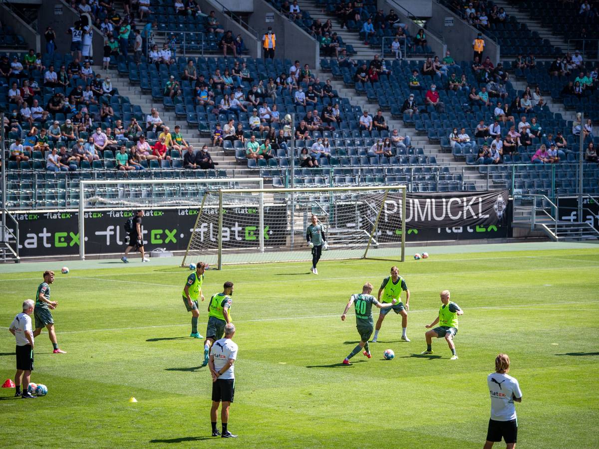 Trainingsauftakt bei Borussia Mönchengladbach: Auf diesem Foto vom 3. Juli 2021 ist die erste Vorbereitungseinheit der vergangenen Spielzeit zu sehen. Die Zuschauer verfolgen ein Trainingsspiel.