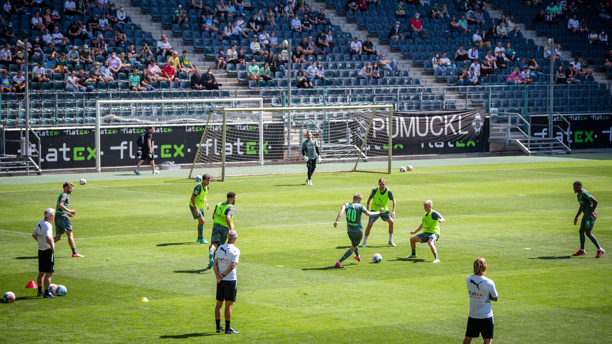 Trainingsauftakt bei Borussia Mönchengladbach: Auf diesem Foto vom 3. Juli 2021 ist die erste Vorbereitungseinheit der vergangenen Spielzeit zu sehen. Die Zuschauer verfolgen ein Trainingsspiel.
