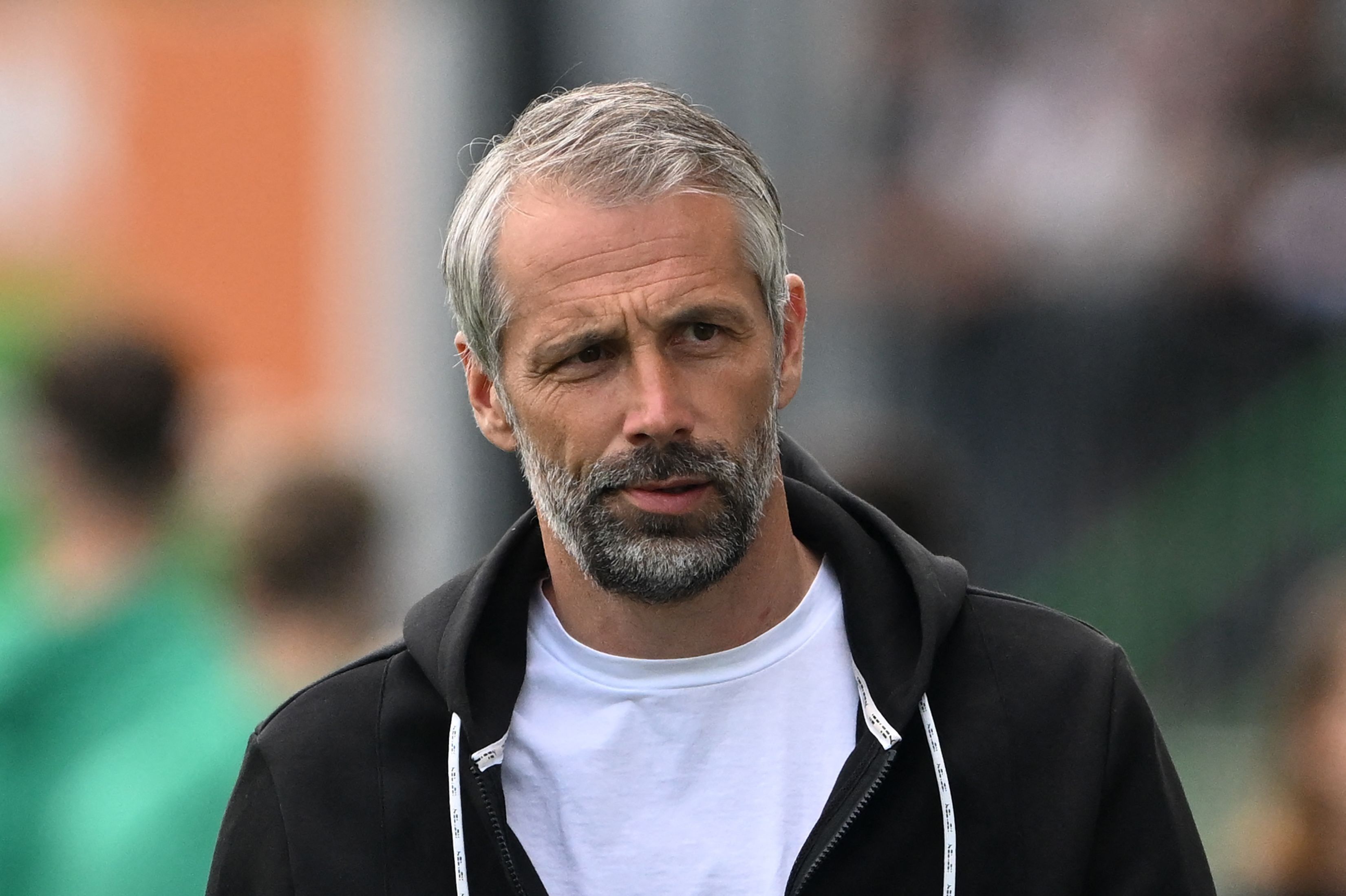 Marco Rose, ehemaliger Trainer von Borussia Mönchengladbach und Borussia Dortmund, ist bei Galatasaray Istanbul im Gespräch. Dieses Bild zeigt ihn am 7. Mai 2022. Rose schaut zerknirscht in die Kamera.