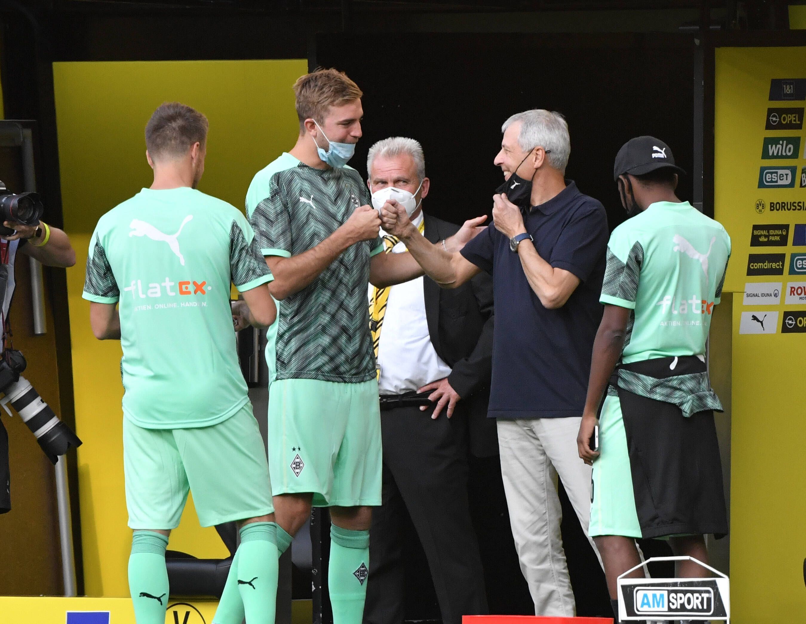 Lucien Favre, damals noch Trainer von Borussia Dortmund, begrüßt seine ehemaligen Spieler von Borussia Mönchengladbach. Aufgenommen am 19. September 2020.
