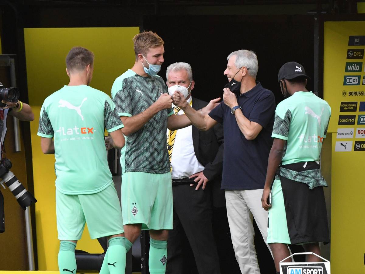 Lucien Favre, damals noch Trainer von Borussia Dortmund, begrüßt seine ehemaligen Spieler von Borussia Mönchengladbach. Aufgenommen am 19. September 2020.
