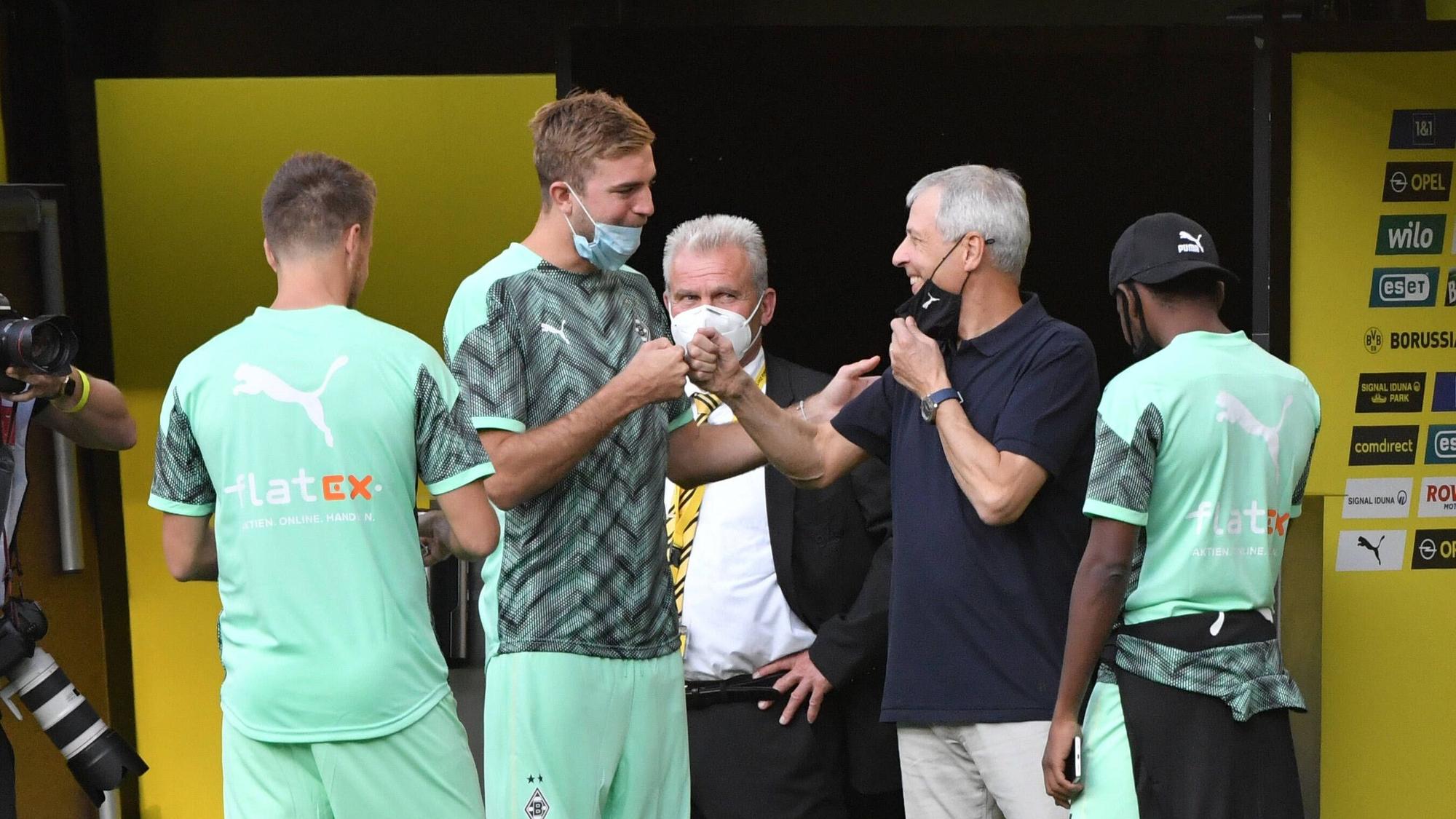 Lucien Favre, damals noch Trainer von Borussia Dortmund, begrüßt seine ehemaligen Spieler von Borussia Mönchengladbach. Aufgenommen am 19. September 2020.