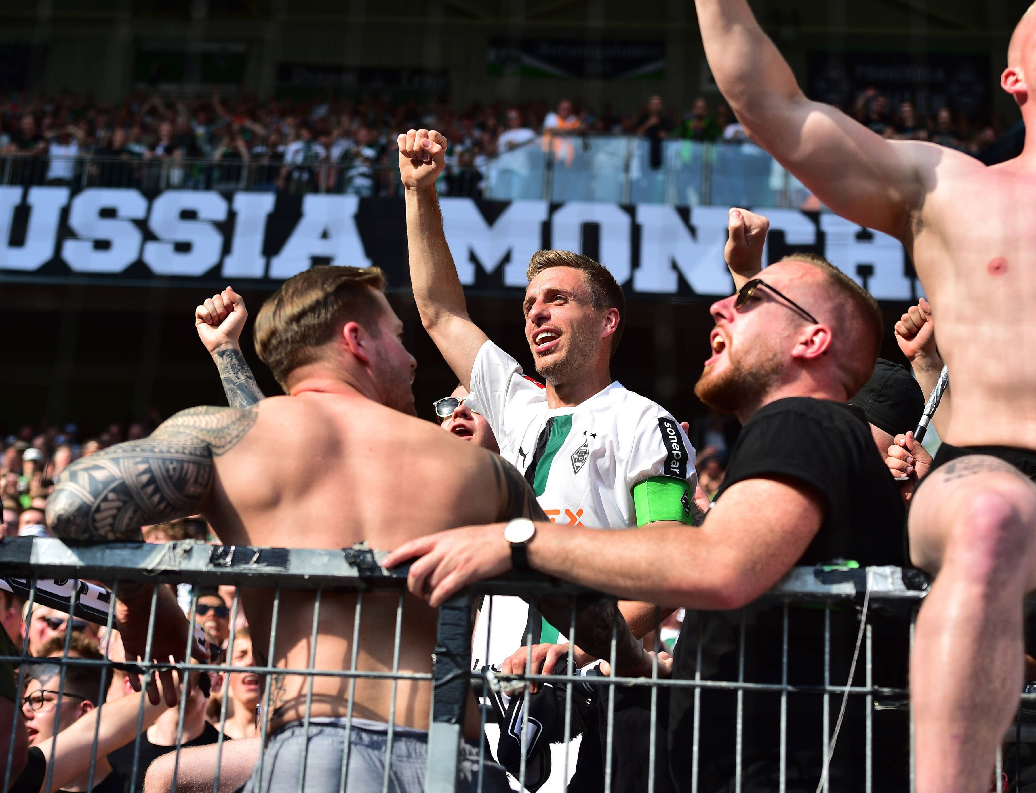 Patrick Herrmann, gemeinsam mit Fans in der Nordkurve des Borussia-Park nach dem 5:1 Sieg von Borussia Mönchengladbach gegen die TSG Hoffenheim am 14. Mai 2022.