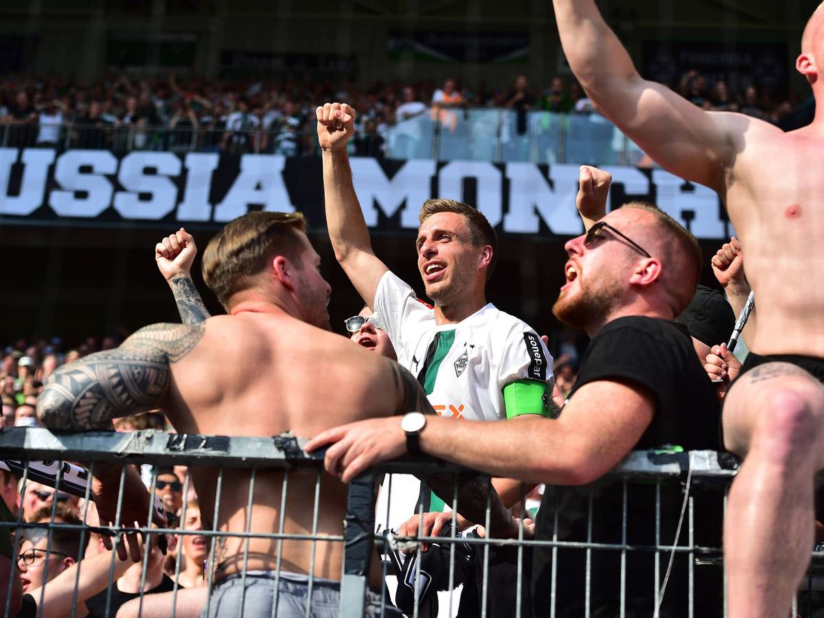 Patrick Herrmann, gemeinsam mit Fans in der Nordkurve des Borussia-Park nach dem 5:1 Sieg von Borussia Mönchengladbach gegen die TSG Hoffenheim am 14. Mai 2022.