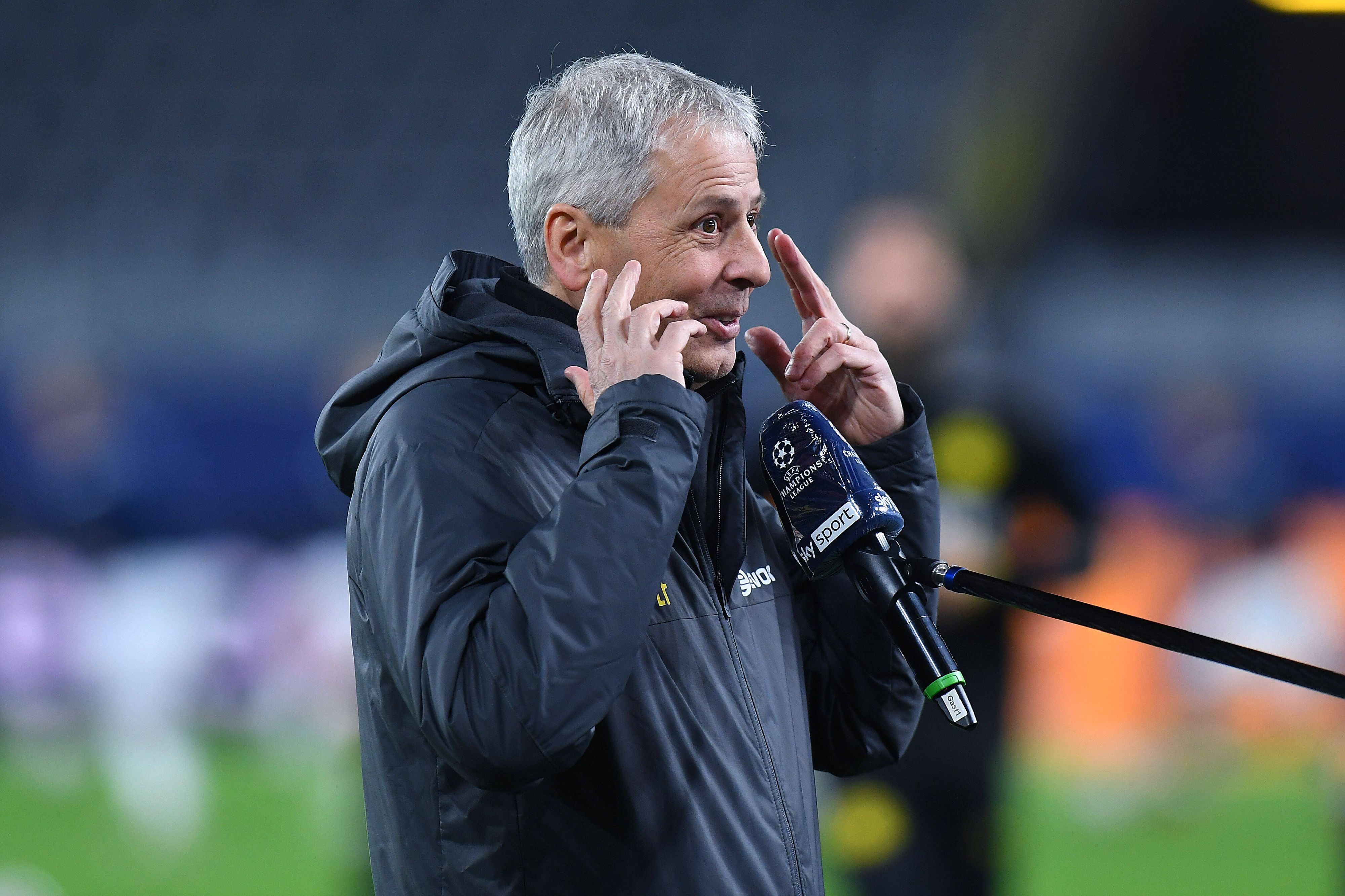 Trainer Lucien Favre, hier zu sehen am 24. November 2020. Favre macht eine Geste während er in ein Mikro spricht.