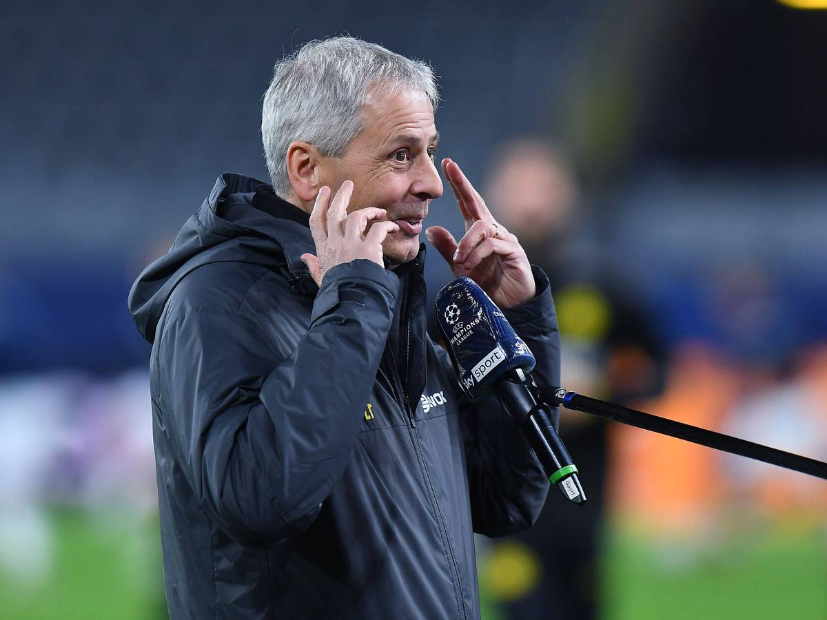 Trainer Lucien Favre, hier zu sehen am 24. November 2020. Favre macht eine Geste während er in ein Mikro spricht.