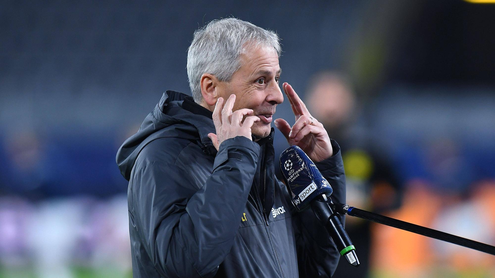 Trainer Lucien Favre, hier zu sehen am 24. November 2020. Favre macht eine Geste während er in ein Mikro spricht.