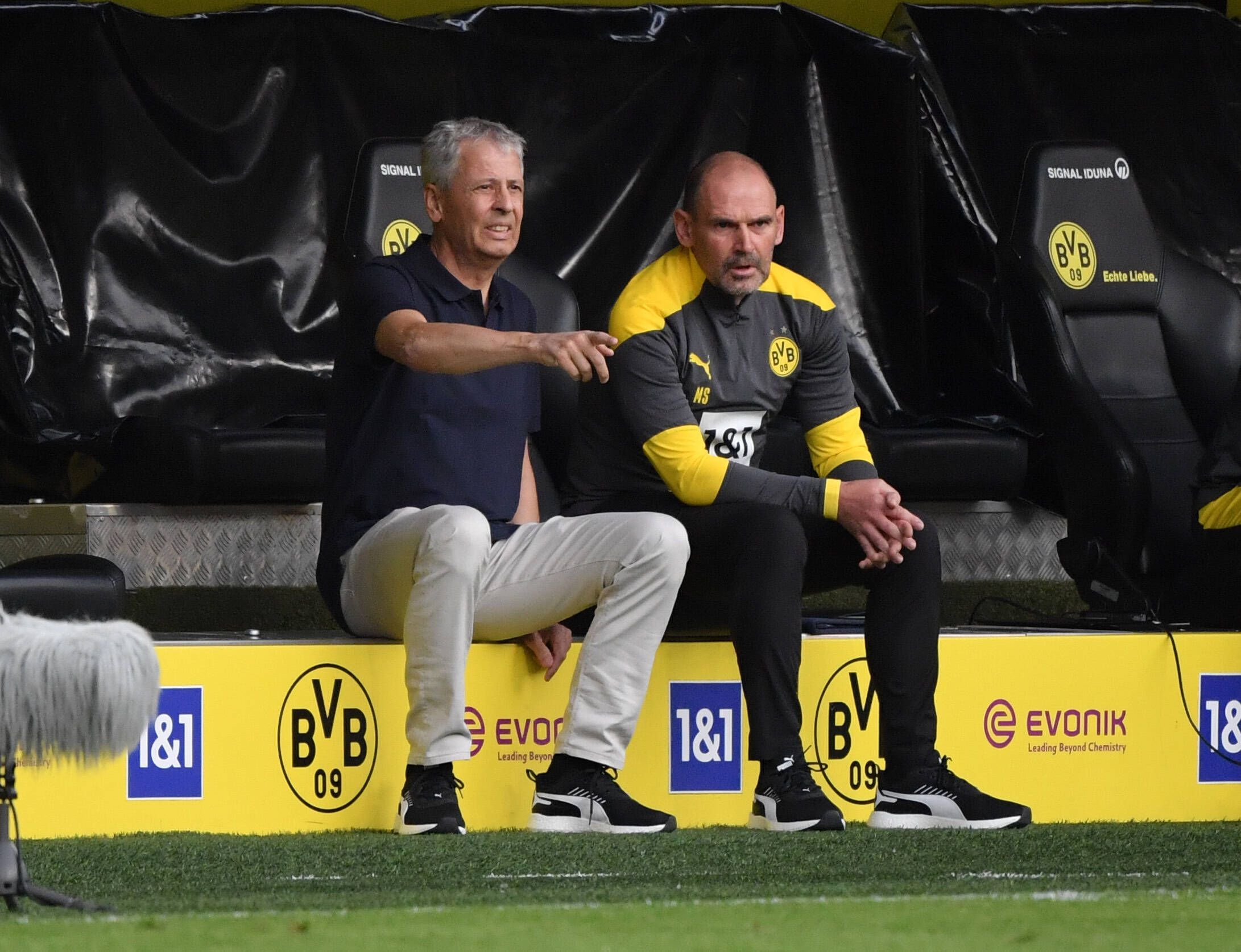 Lucien Favre (l.) und sein damaliger Co. Trainer Manfred Stefes (r.), aufgenommen am 19. September 2020.
