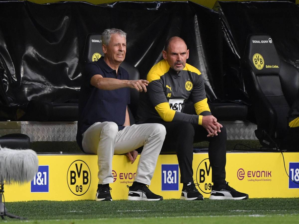 Lucien Favre (li.), und Co-Trainer Manfred Stefes (re.) am 19. September 2020 auf der Bank von Borussia Dortmund. Arbeiten beide auch bei Borussia Mönchengladbach wieder zusammen? Favre zeigt mit der rechten Hand auf das Spielfeld.