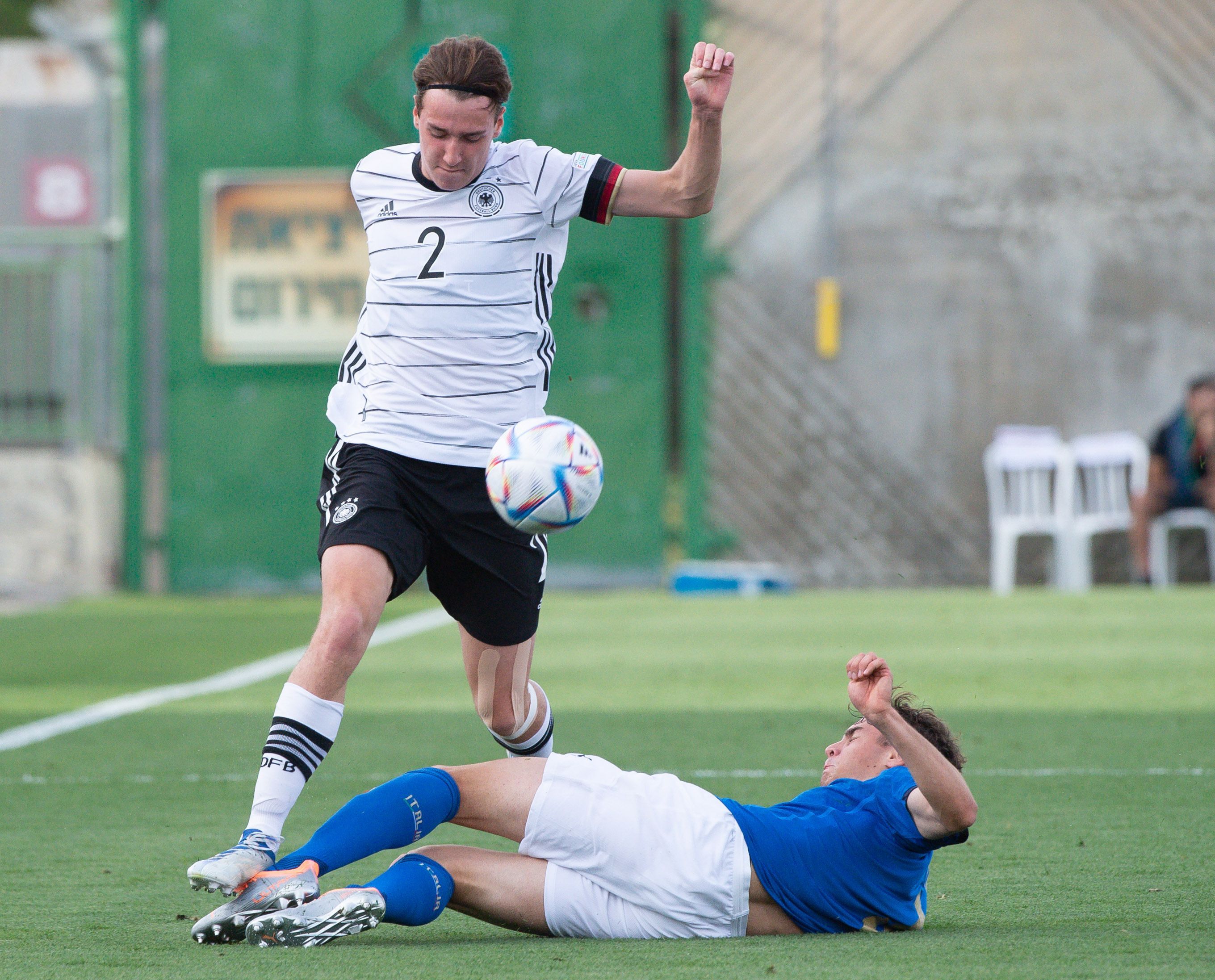 Gladbach-Talent Simon Walde (l.) ist derzeit für Deutschland bei der U17-Europameisterschaft in Israel im Einsatz. Auf diesem Foto ist der Verteidiger im Duell mit Filippo Saiani (r.) aus Italien im Gruppenspiel am 16. Mai 2022 zu sehen. Beide Spieler kämpfen um den Ball.