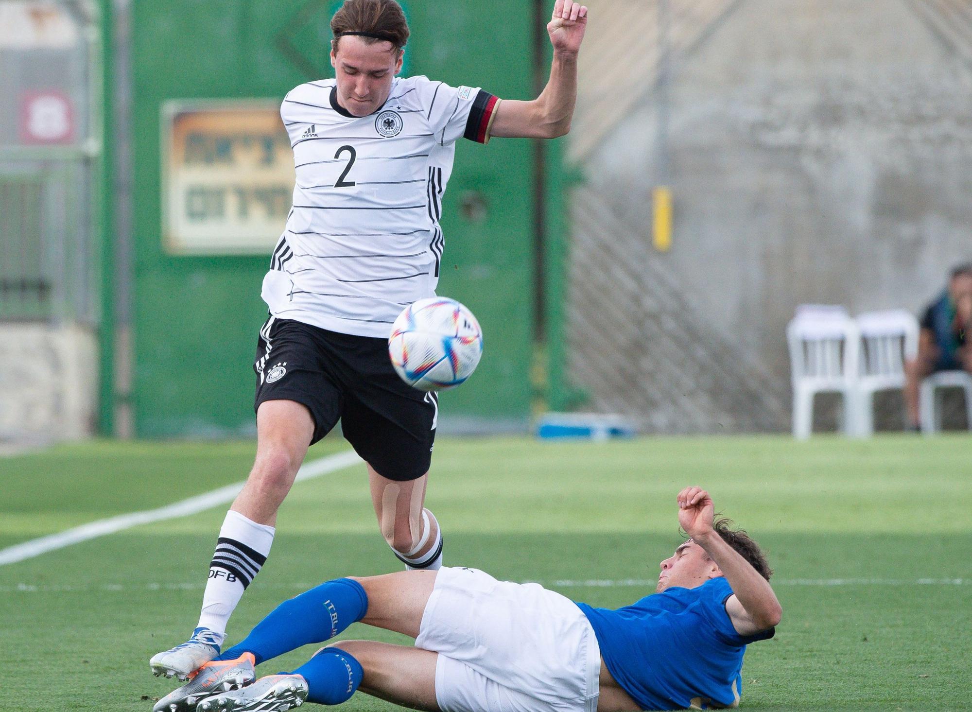 Gladbach-Talent Simon Walde (l.) ist derzeit für Deutschland bei der U17-Europameisterschaft in Israel im Einsatz. Auf diesem Foto ist der Verteidiger im Duell mit Filippo Saiani (r.) aus Italien im Gruppenspiel am 16. Mai 2022 zu sehen. Beide Spieler kämpfen um den Ball.