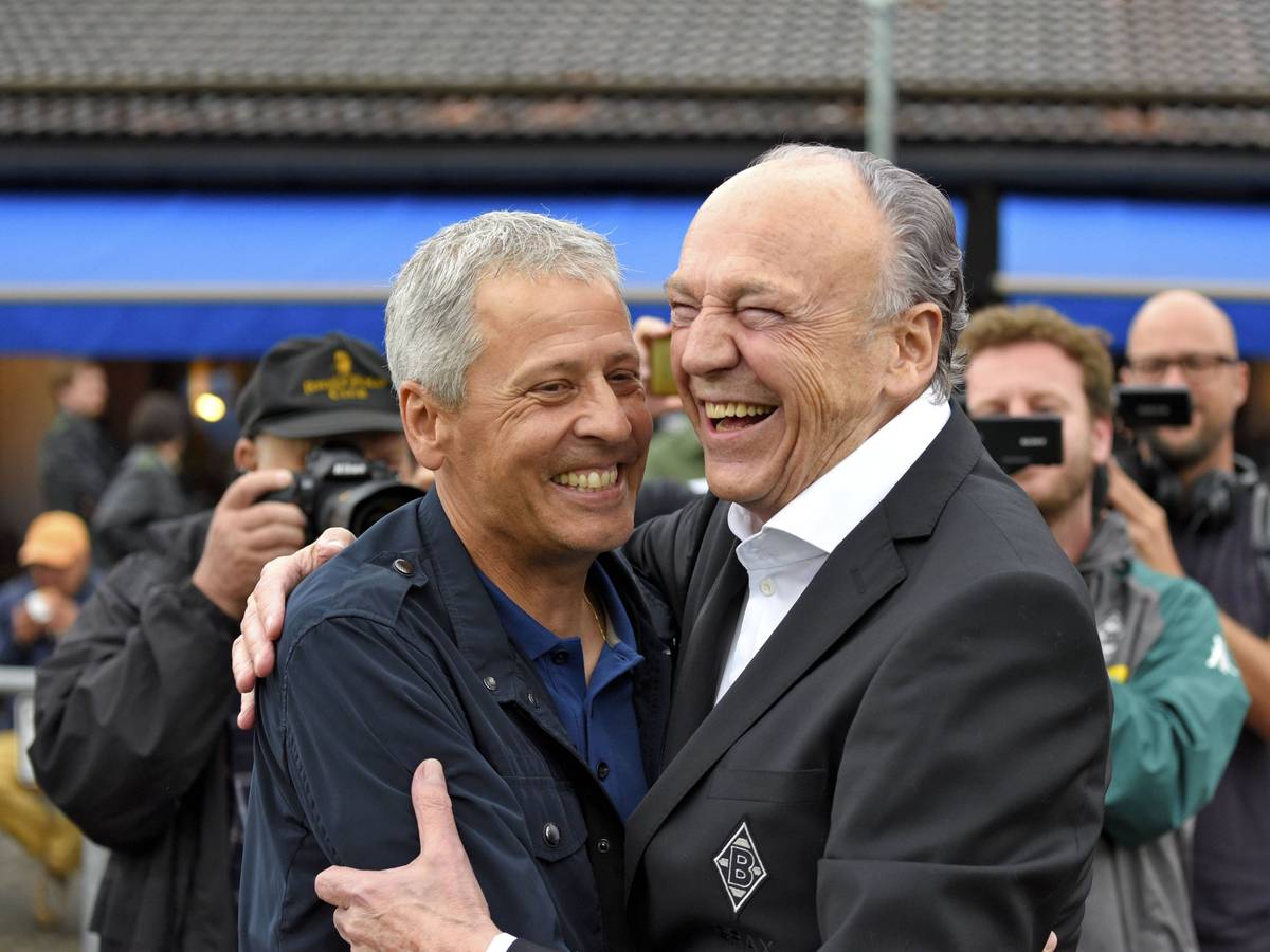 Lucien Favre zusammen mit Präsident Rolf Königs am 20. Juli 2017 bei einem Testspiel von Borussia Mönchengladbach gegen OGC Nizza. Beide umarmen sich und lachen gemeinsam.