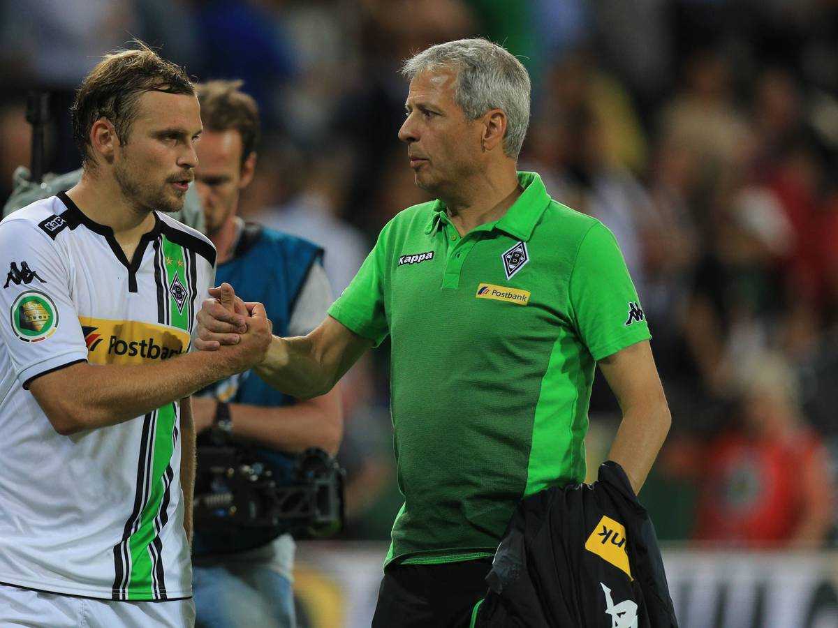 Der künftige Gladbach-Trainer Lucien Favre (r.) klatscht mit Borussia-Verteidiger Tony Jantschke (l.) ab. Dieses Foto stammt vom DFB-Pokalspiel der Fohlen-Elf beim FC St. Pauli im Millerntor-Stadion am 10. August 2015. Beide blicken noch angespannt drein.
