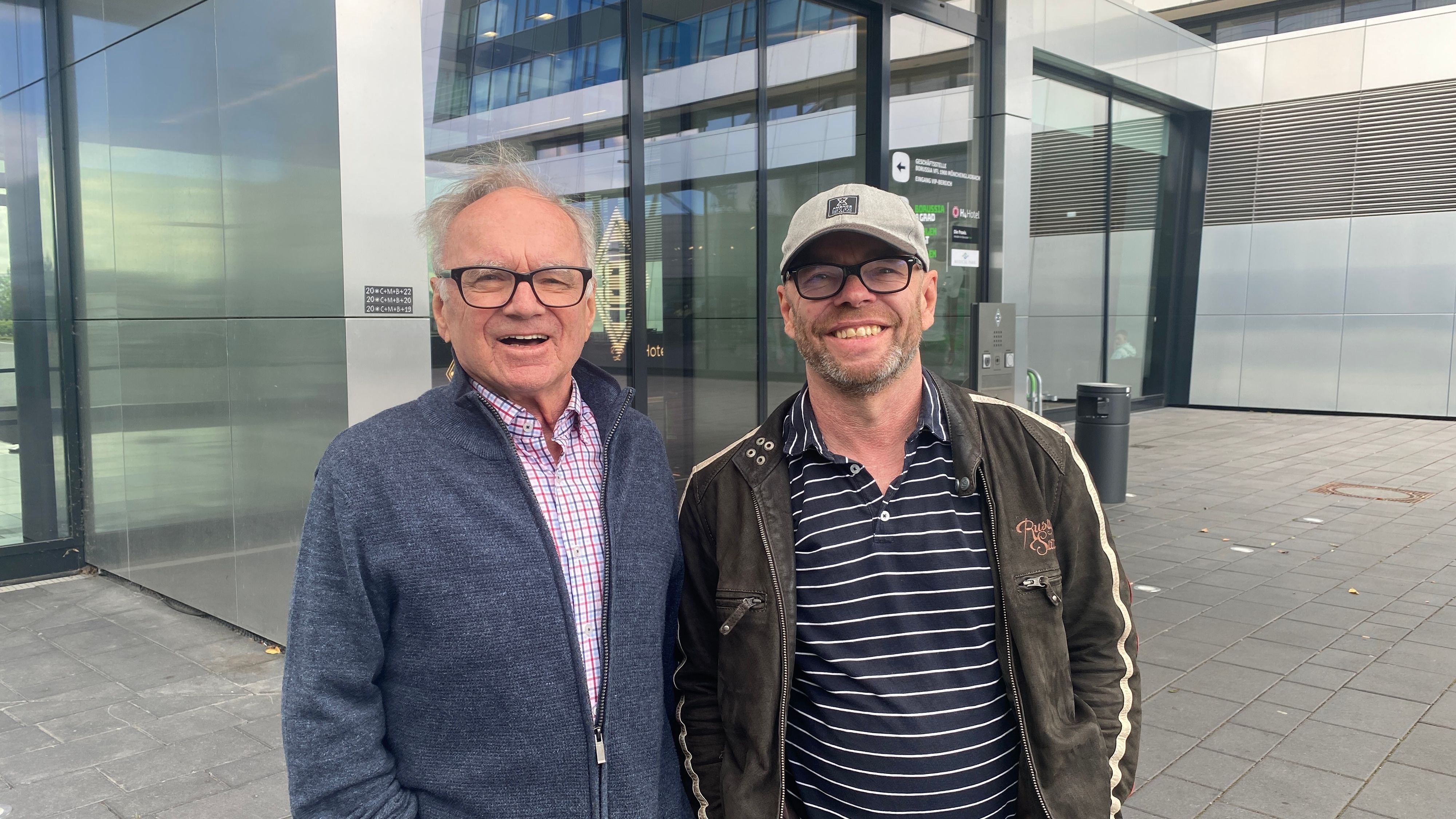 Gert (84, li.) und Markus (57, re.) Paulußen am Dienstag (24. Mai 2022) bei einer Umfrage im Borussia-Park.