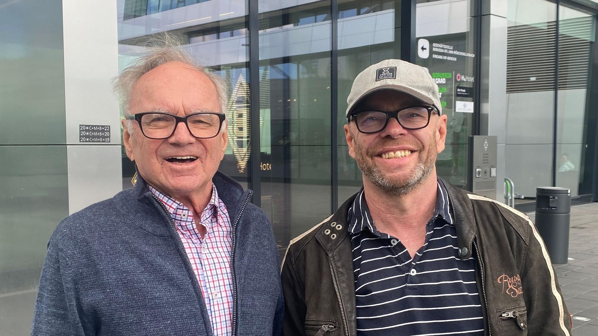 Gert (84, li.) und Markus (57, re.) Paulußen am Dienstag (24. Mai 2022) bei einer Umfrage im Borussia-Park.