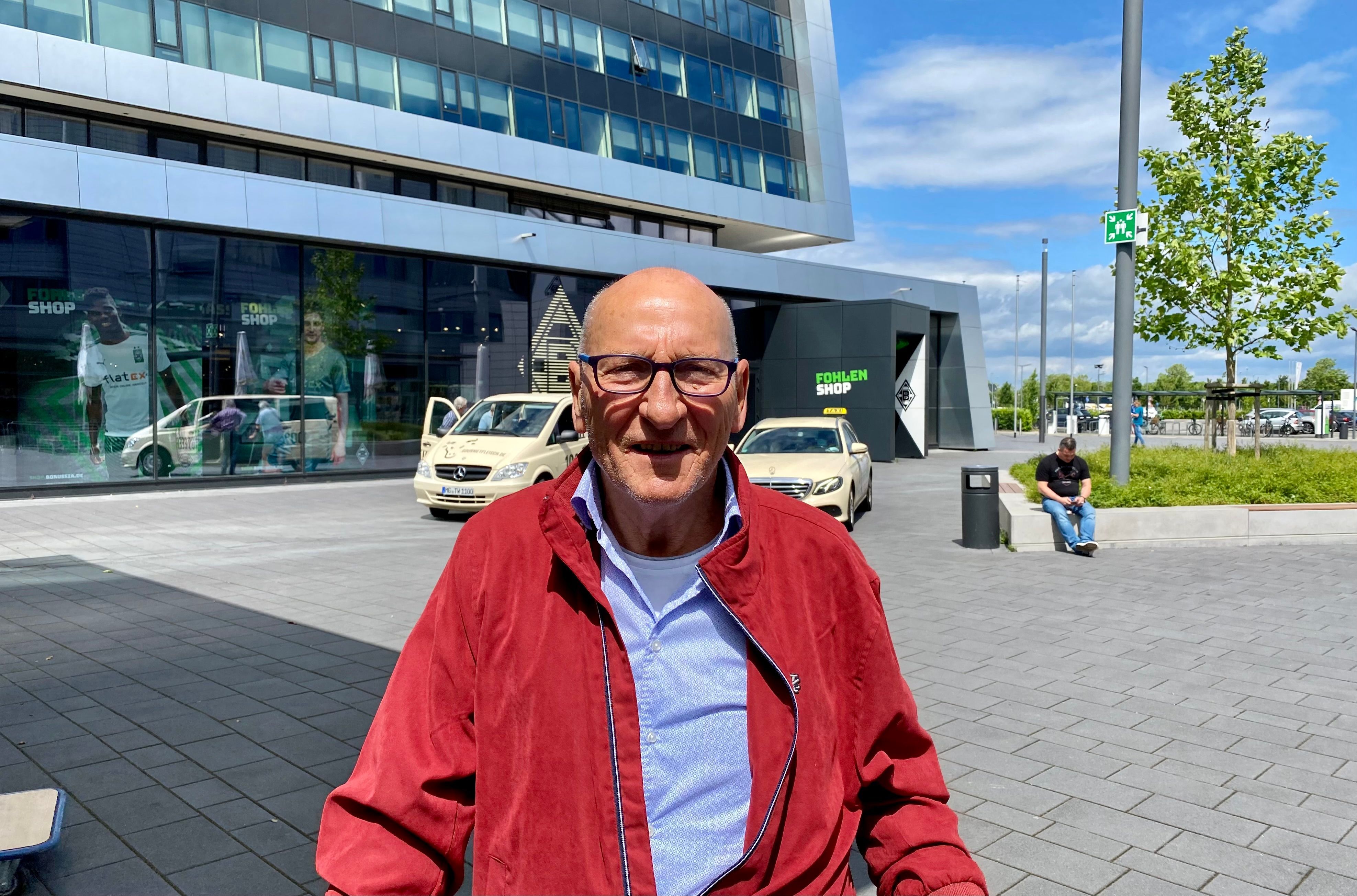 Borussia-Mönchengladbach-Legende Wolfgang Kleff am Dienstag (24. Mai 2022) im Borussia-Park. Kleff trägt eine Brille.