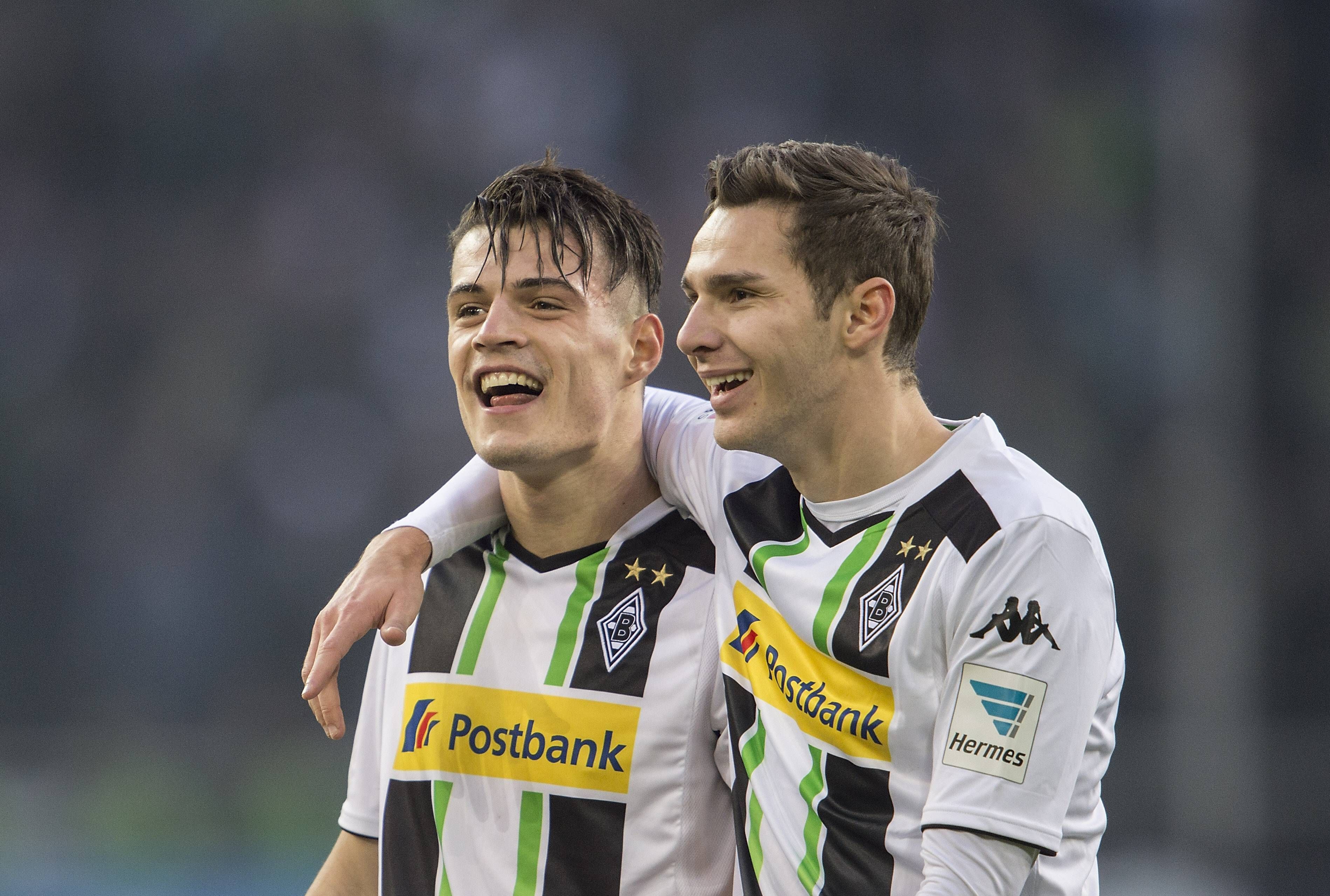 Branimir Hrgota (r.) freut sich gemeinsam mit Granix Xhaka (l.) am 14. Februar 2015 im Borussia-Park über den Derby-Sieg von Borussia Mönchengladbach in der Fußball-Bundesliga gegen den 1. FC Köln. Hrgota umarmt Xhaka.