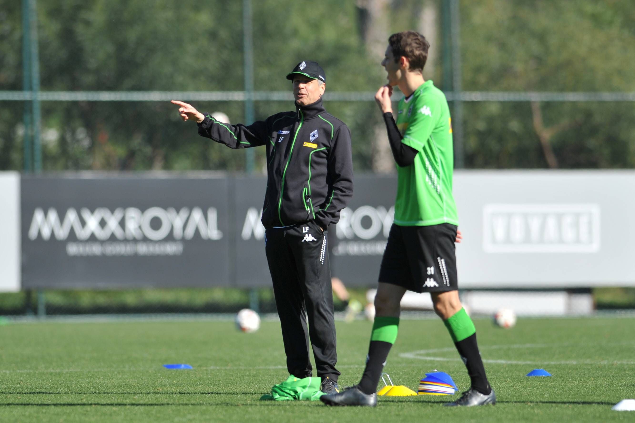 Lucien Favre (l.), hier zu sehen am 11. Januar 2015 als Coach von Borussia Mönchengladbach im türkischen Trainingslager in Belek mit Stürmer Branimir Hrgota. Favre macht eine Geste.