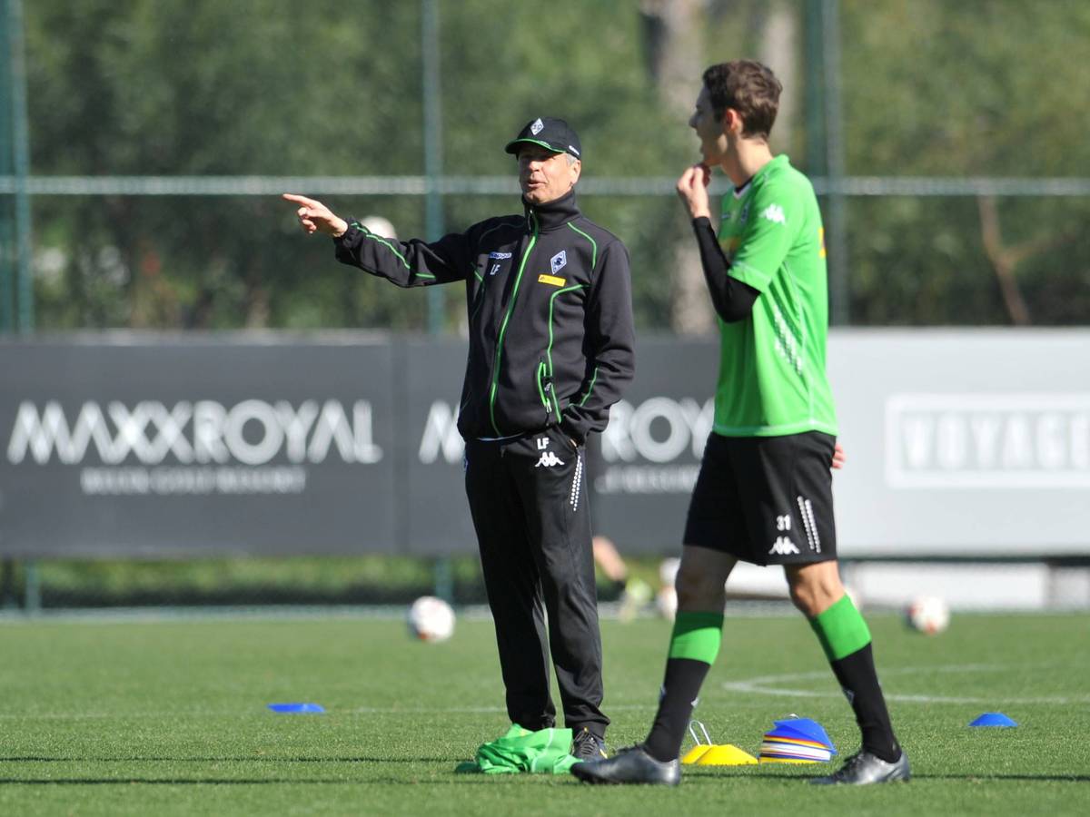 Lucien Favre (l.), hier zu sehen am 11. Januar 2015 als Coach von Borussia Mönchengladbach im türkischen Trainingslager in Belek mit Stürmer Branimir Hrgota. Favre macht eine Geste.
