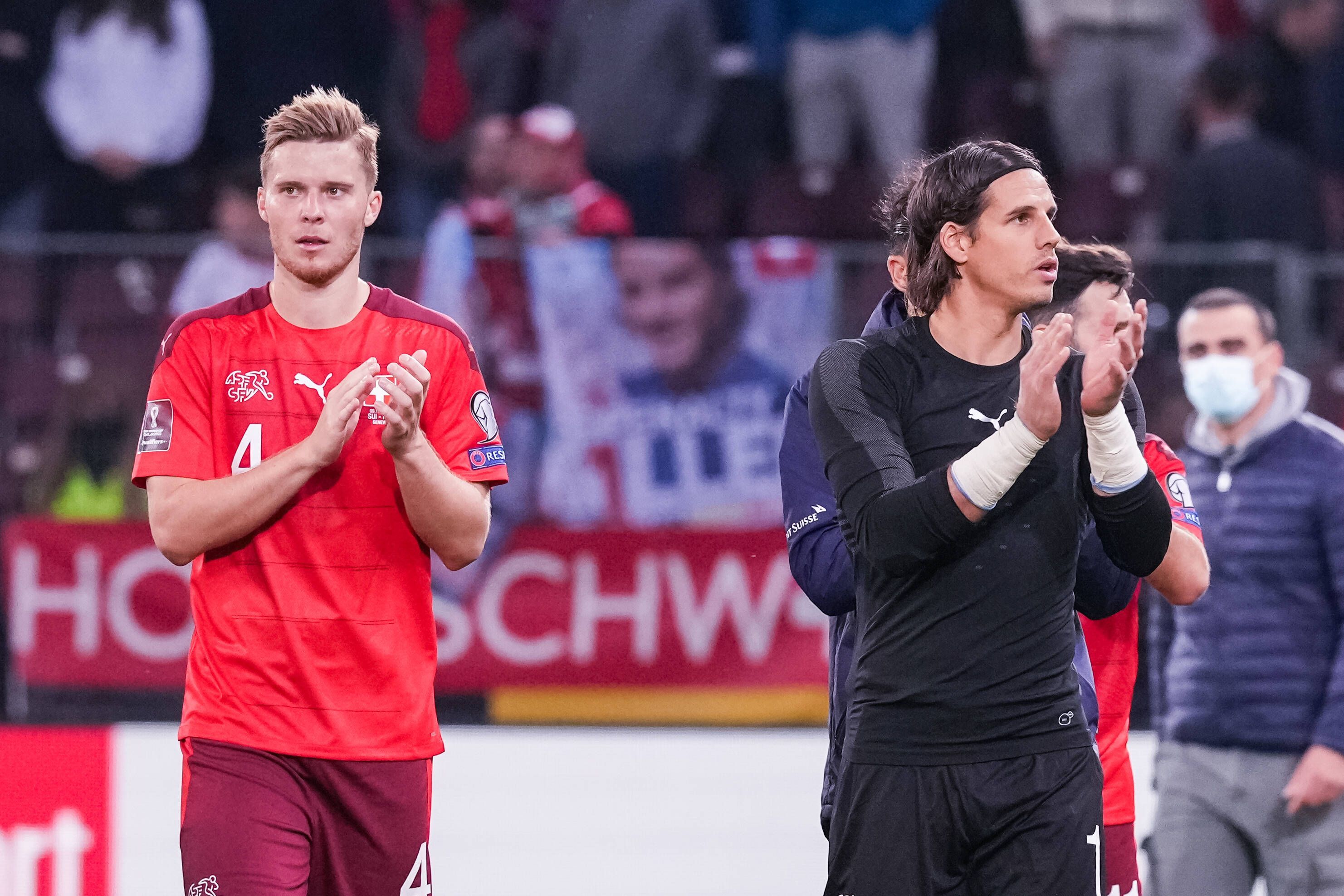 Die Gladbach-Profis Yann Sommer (r.) und Nico Elvedi (l.) im Einsatz für die Schweizer Nationalmannschaft, hier zu sehen am 9. Oktober 2021 in Genf. Elvedi und Sommer klatschen in die Hände.