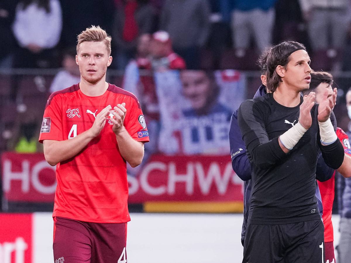 Die Gladbach-Profis Yann Sommer (r.) und Nico Elvedi (l.) im Einsatz für die Schweizer Nationalmannschaft, hier zu sehen am 9. Oktober 2021 in Genf. Elvedi und Sommer klatschen in die Hände.
