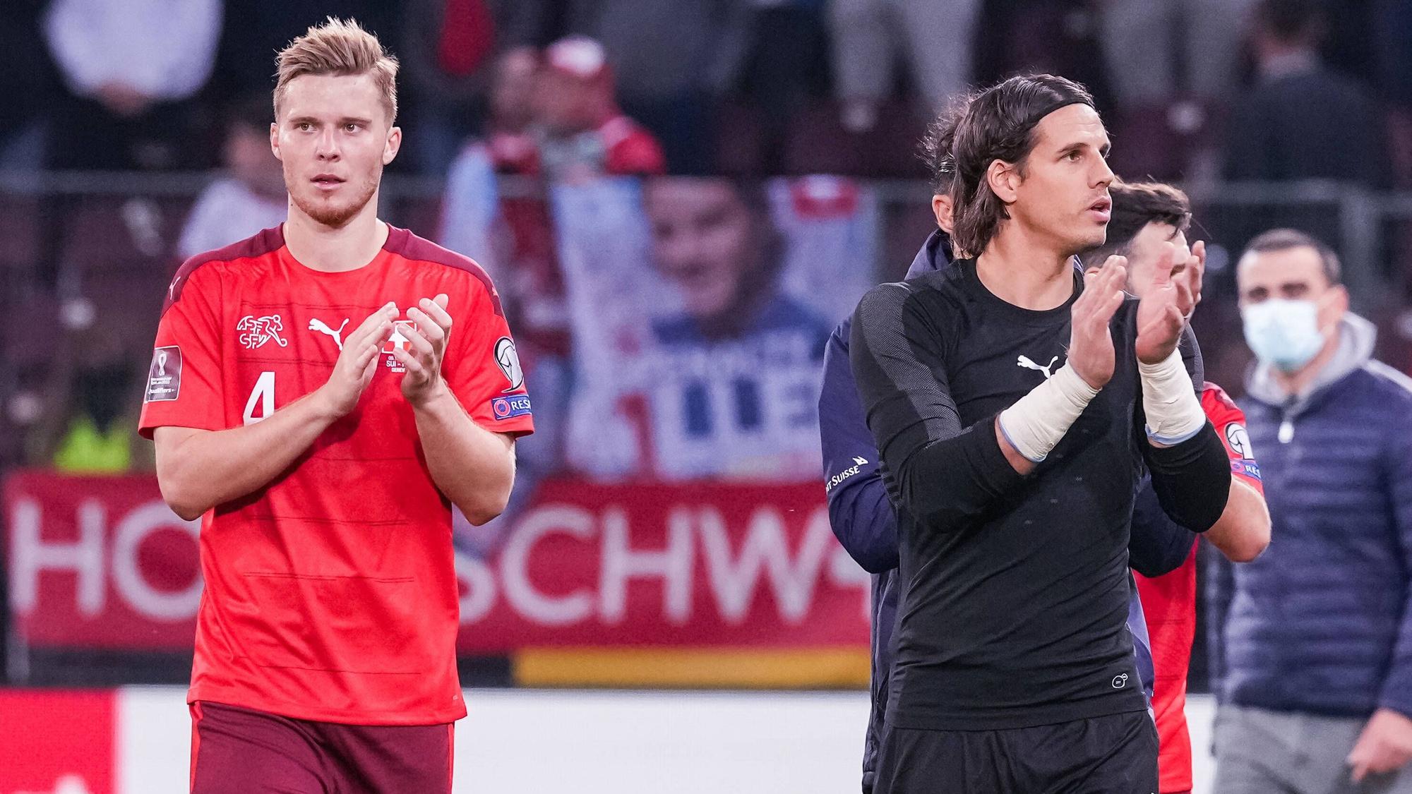 Die Gladbach-Profis Yann Sommer (r.) und Nico Elvedi (l.) im Einsatz für die Schweizer Nationalmannschaft, hier zu sehen am 9. Oktober 2021 in Genf. Elvedi und Sommer klatschen in die Hände.