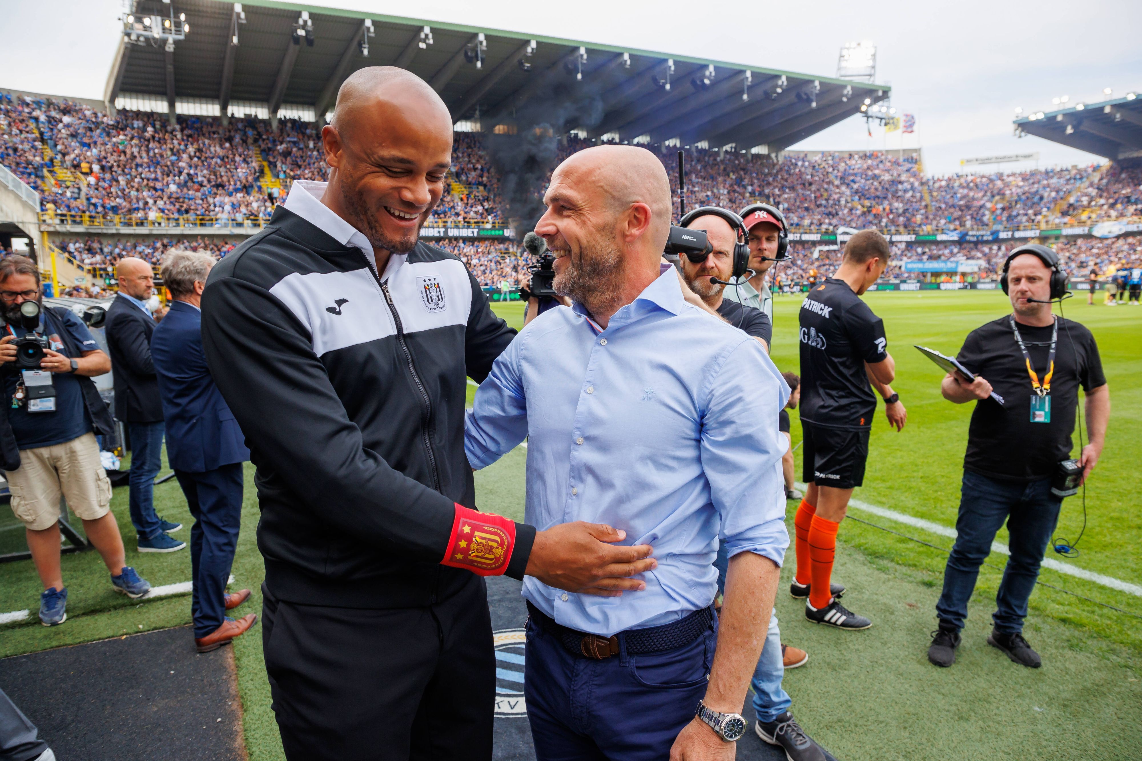 Vincent Kompany (l.), Trainer von RSC Anderlecht, mit Alfred Schreuder (r.), Coach des FC Brügge. Das Foto stammt vom 22. Mai 2022.
