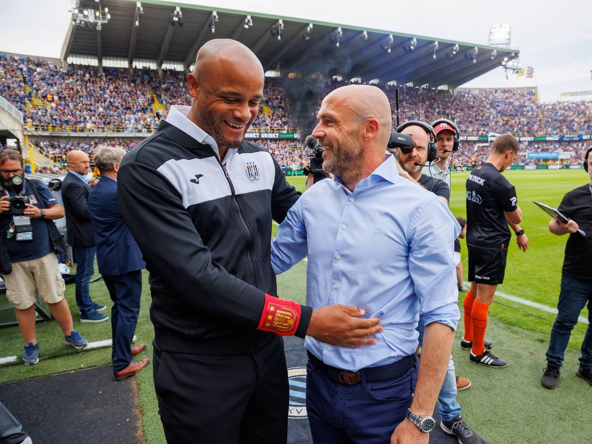 Vincent Kompany (l.), Trainer von RSC Anderlecht, mit Alfred Schreuder (r.), Coach des FC Brügge. Das Foto stammt vom 22. Mai 2022.