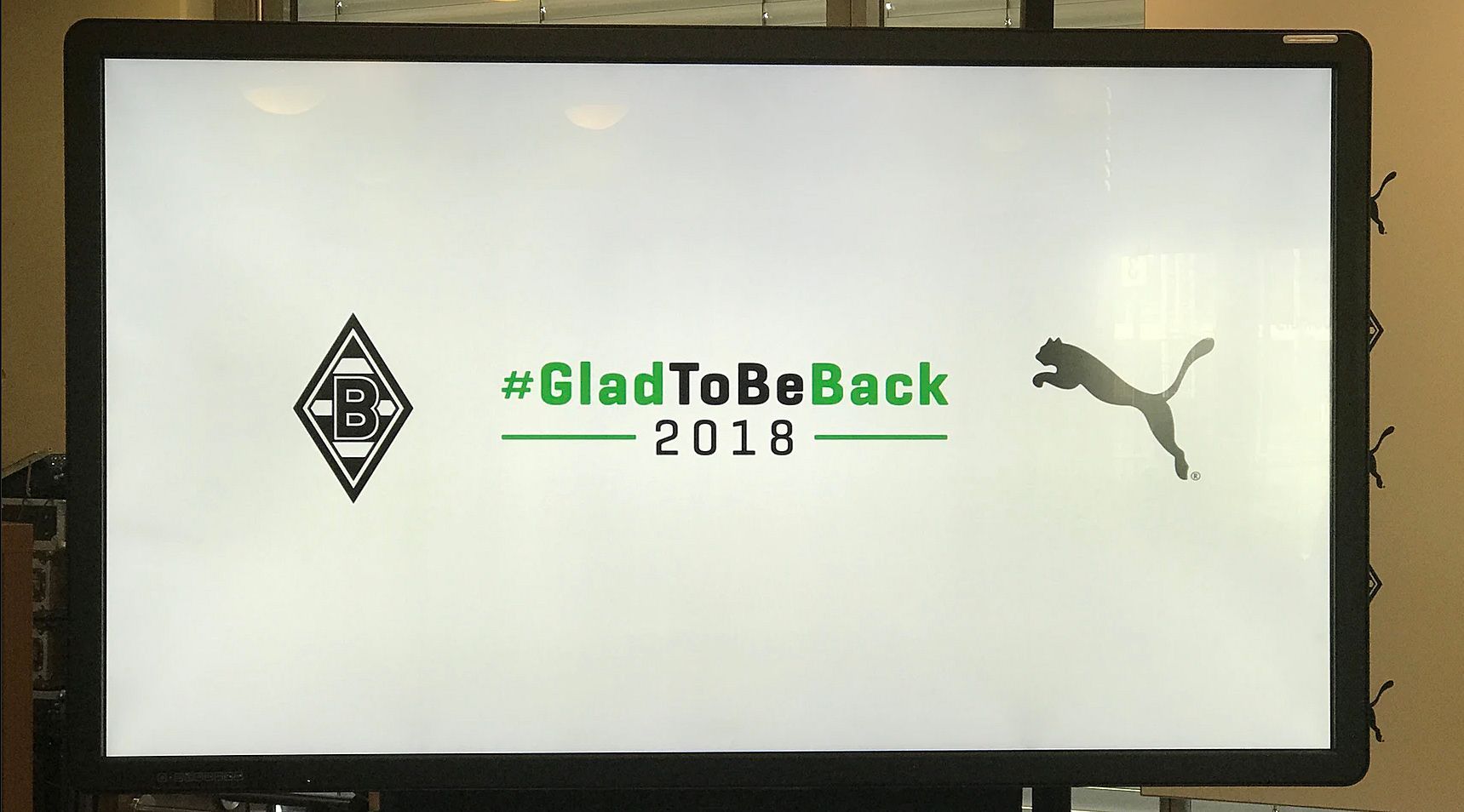 Seit 2018 ist Puma Ausrüster bei Fußball-Bundesligist Borussia Mönchengladbach. Zu sehen sind die Logos von Borussia und Puma auf einem TV-Schirm. Dazu ein Slogan.