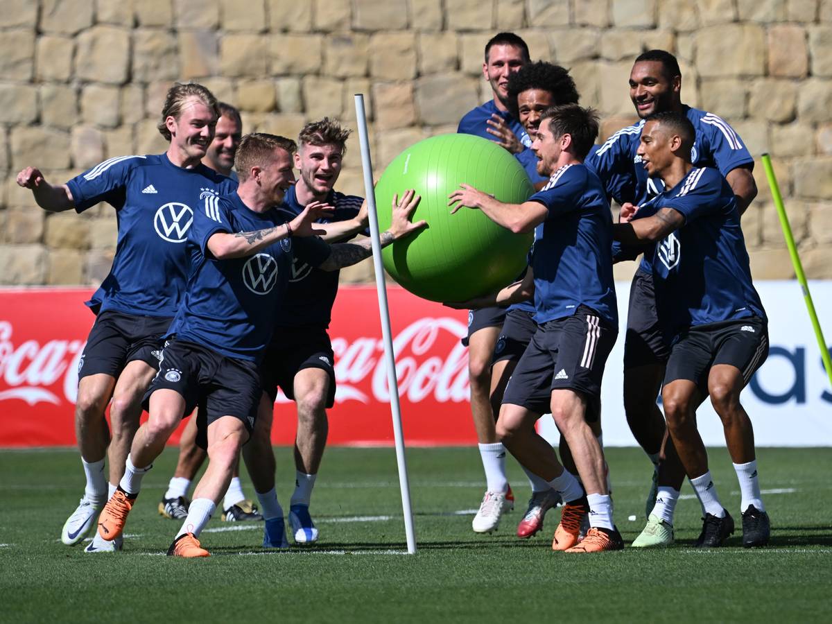 Jonas Hofmann (2.v.r.), DFB-Nationalspieler und Profi von Fußball-Bundesligist Borussia Mönchengladbach, kämpft während einer Trainingseinheit (24. Mai 2022) im spanischen Marbella mit seinen Teamkollegen um einen Ball. Hofmann hat die Hände am Ball.