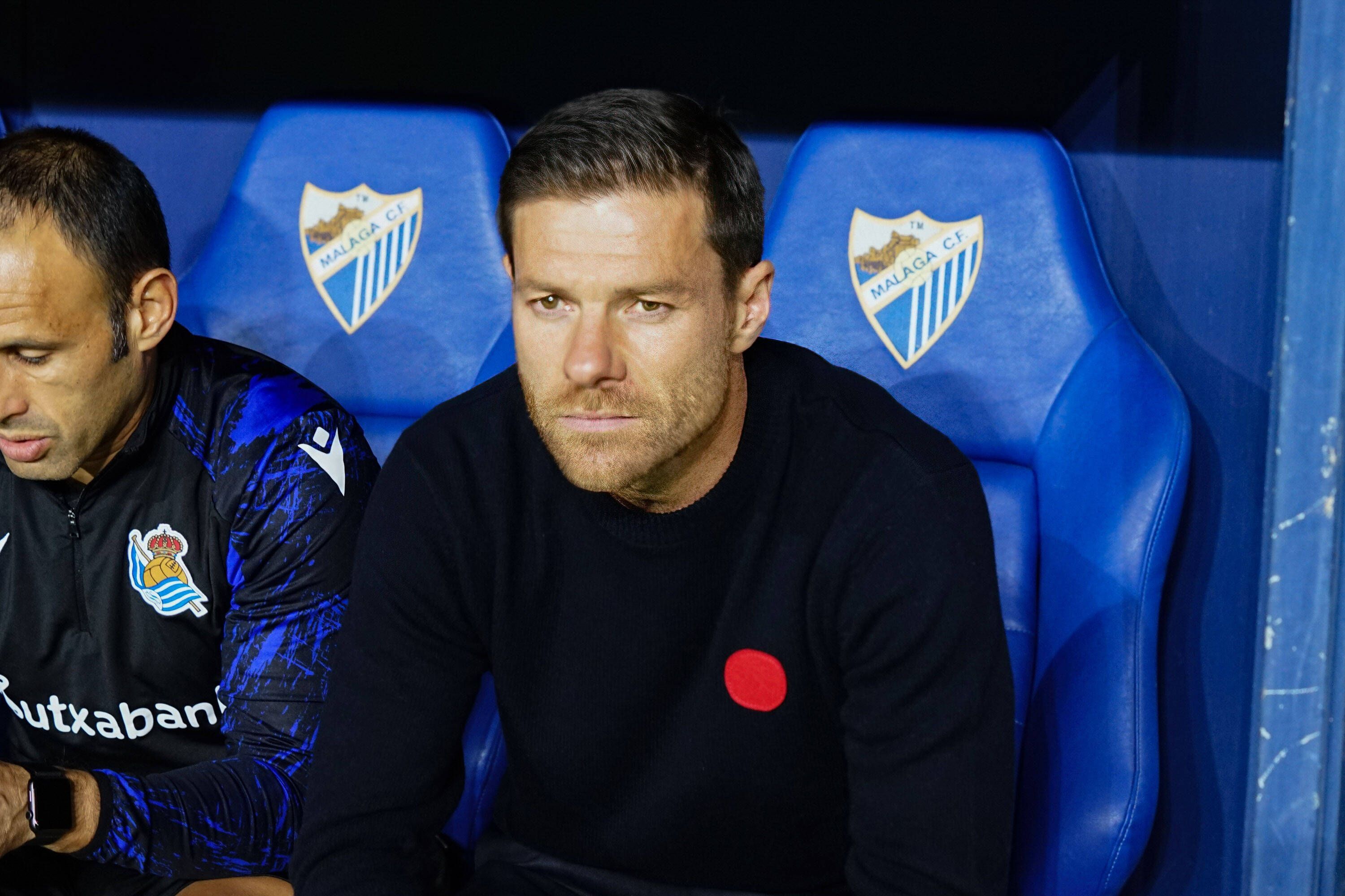 Welt- und Europameister Xabi Alonso ist nicht mehr Trainer der B-Mannschaft von Real Sociedad. Auf diesem Foto ist der Spanier am 4. November 2021 zu sehen. Alonso sitzt auf der Trainerbank in Malaga.