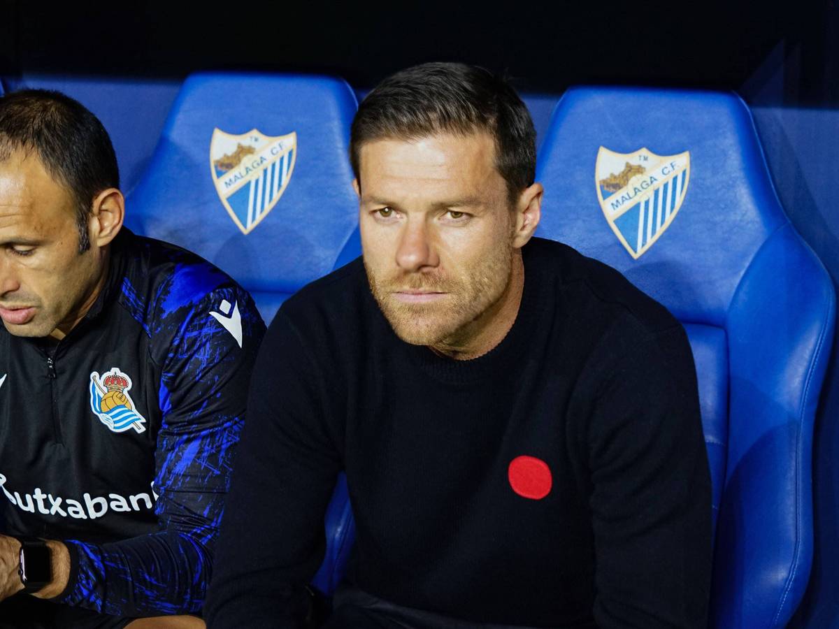 Welt- und Europameister Xabi Alonso ist nicht mehr Trainer der B-Mannschaft von Real Sociedad. Auf diesem Foto ist der Spanier am 4. November 2021 zu sehen. Alonso sitzt auf der Trainerbank in Malaga.