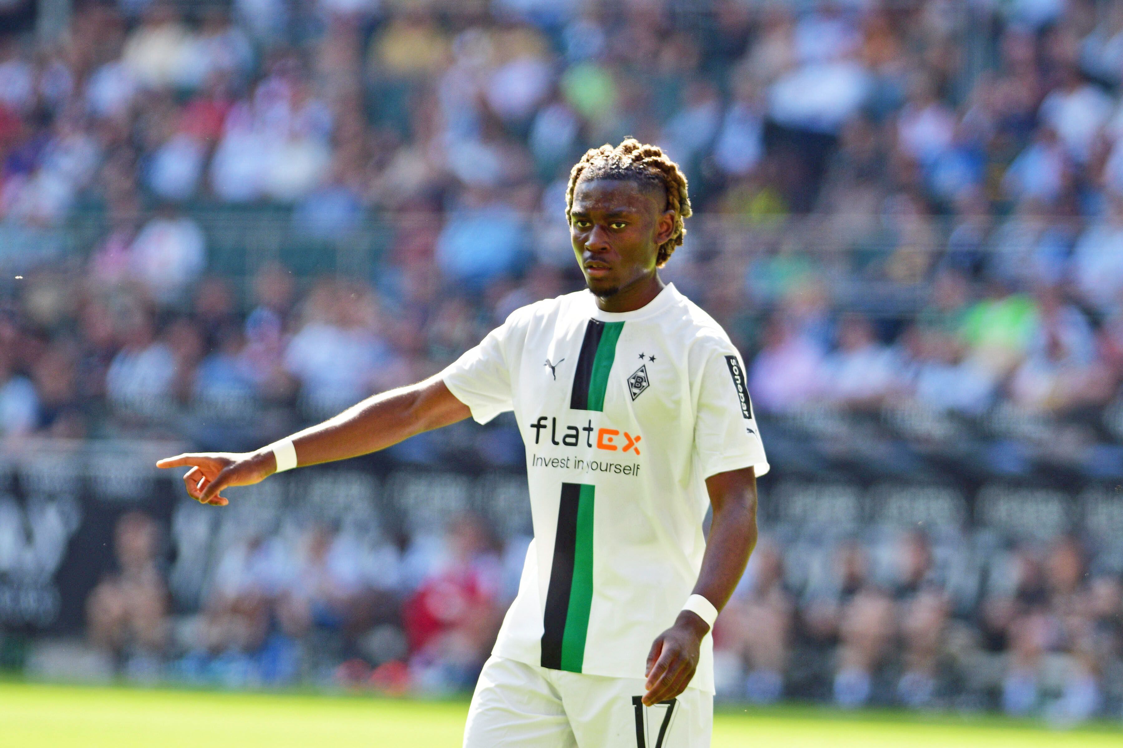 Manu Koné, Spieler von Borussia Mönchengladbach, im Bundesliga-Duell mit der TSG Hoffenheim am 14. Mai 2022 im Borussia-Park. Koné zeigt mit der rechten Hand etwas an.