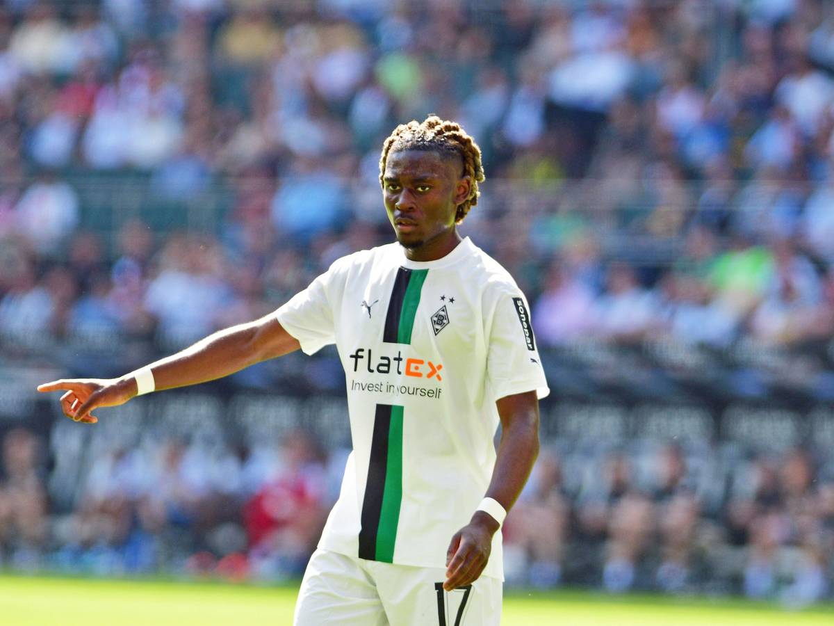 Manu Koné, Spieler von Borussia Mönchengladbach, im Bundesliga-Duell mit der TSG Hoffenheim am 14. Mai 2022 im Borussia-Park. Koné zeigt mit der rechten Hand etwas an.