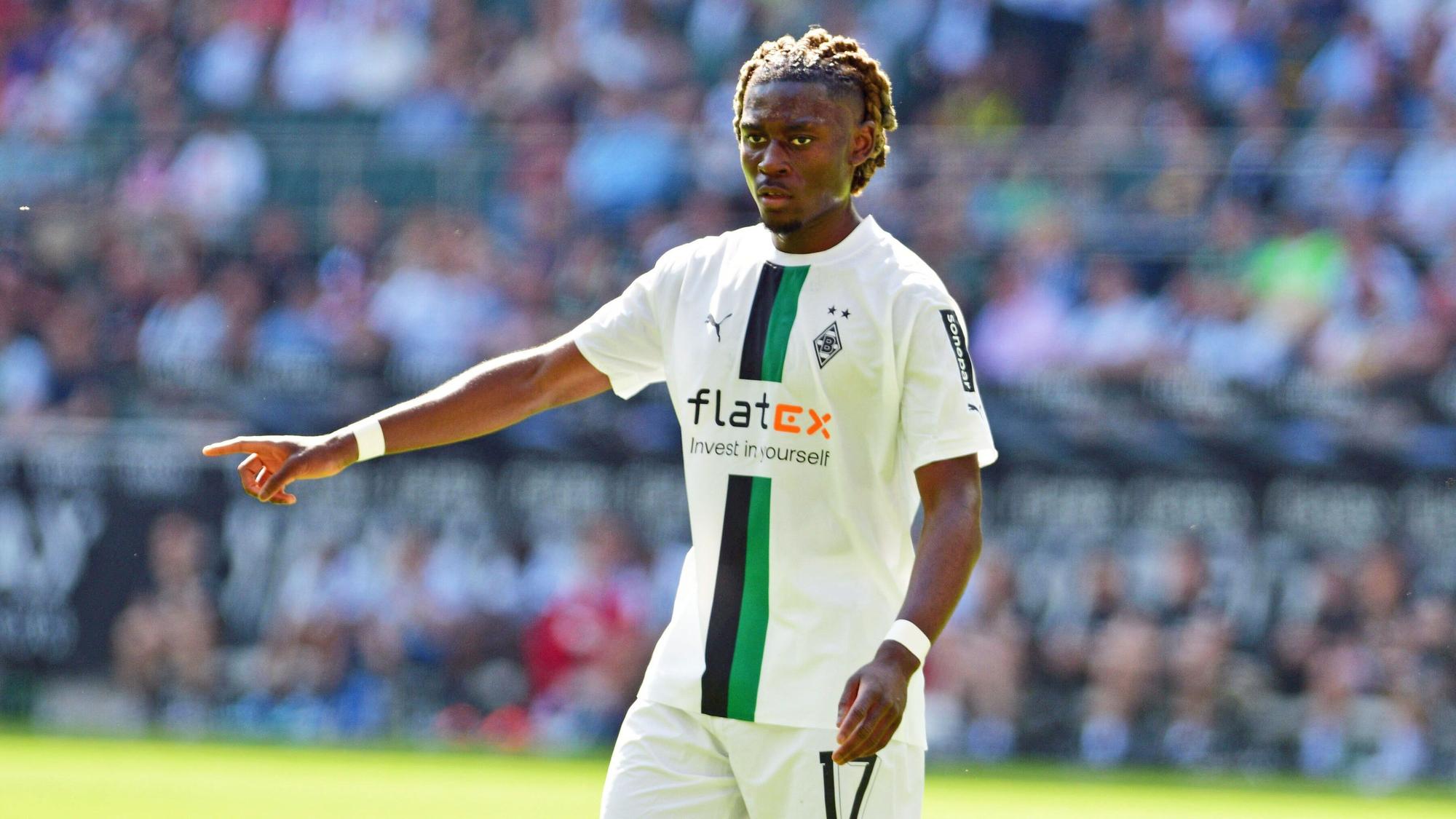 Manu Koné, Spieler von Borussia Mönchengladbach, im Bundesliga-Duell mit der TSG Hoffenheim am 14. Mai 2022 im Borussia-Park. Koné zeigt mit der rechten Hand etwas an.