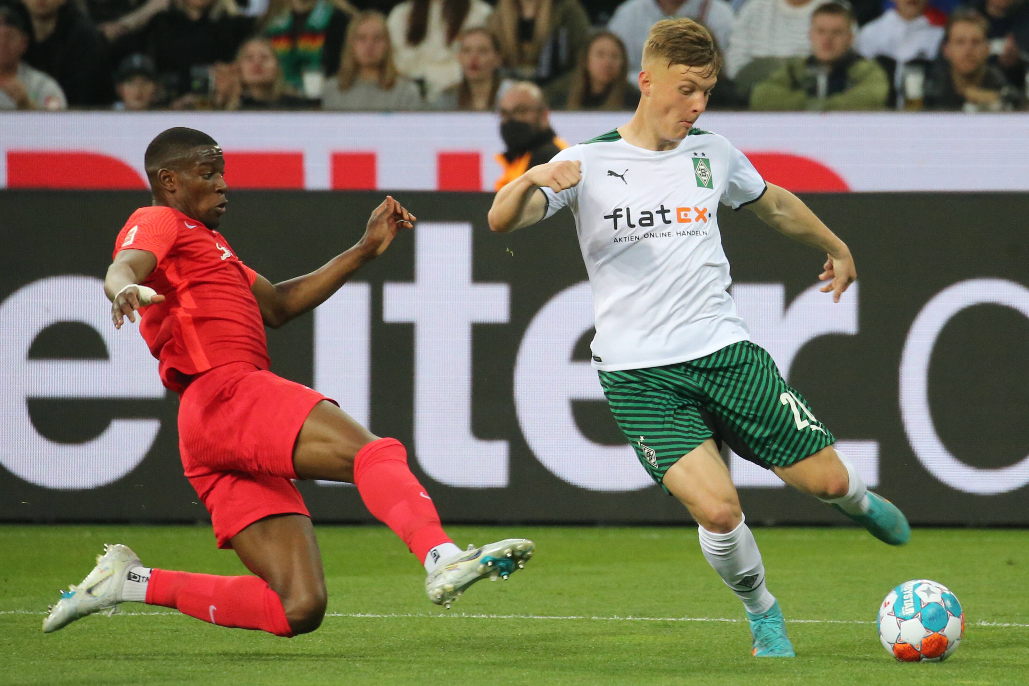 Luca Netz gewinnt den Ball gegen Nordi Mukiele. Aufgenommen während der Bundesliga-Partie zwischen Borussia Mönchengladbach und RB Leipzig am 02. Mai 2022.