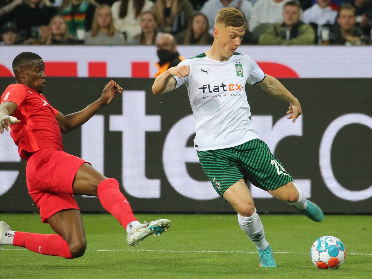 Luca Netz gewinnt den Ball gegen Nordi Mukiele. Aufgenommen während der Bundesliga-Partie zwischen Borussia Mönchengladbach und RB Leipzig am 02. Mai 2022.