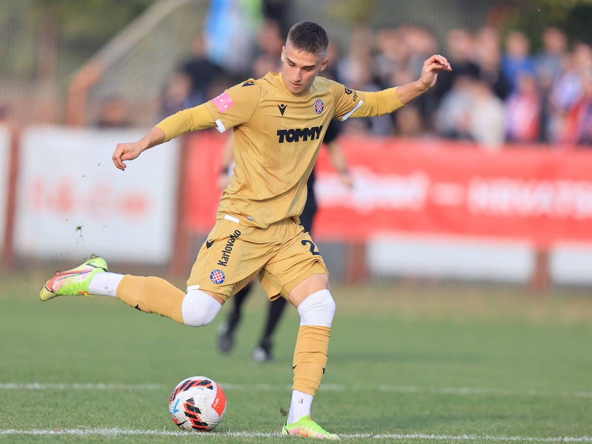 Stipe Biuk im Einsatz für seinen Verein Hajduk Split am 26. November 2021 im Achtelfinale des Kroatischen Fußballcups.